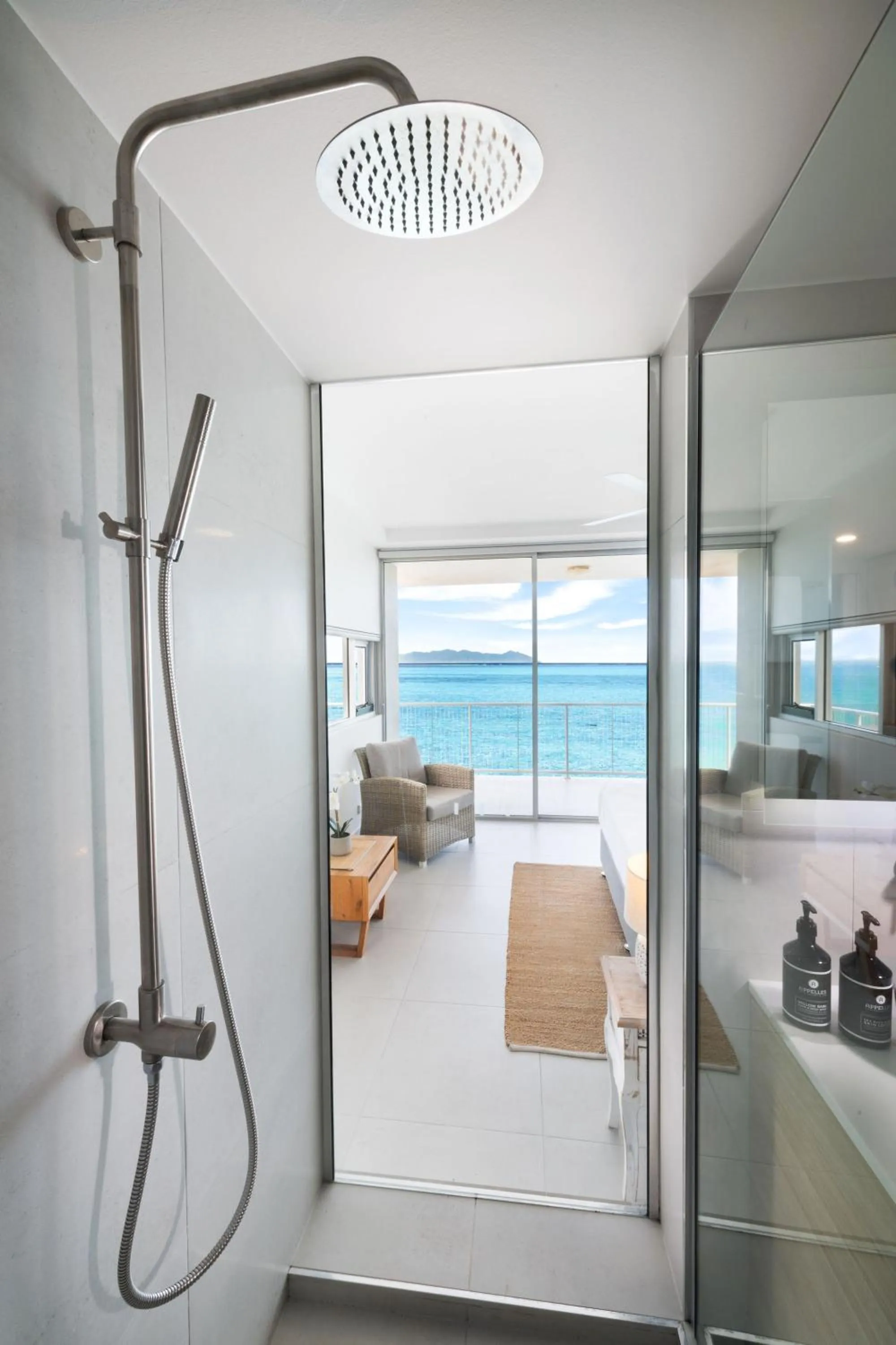 Shower, Bed in Grand Mercure Apartments Magnetic Island