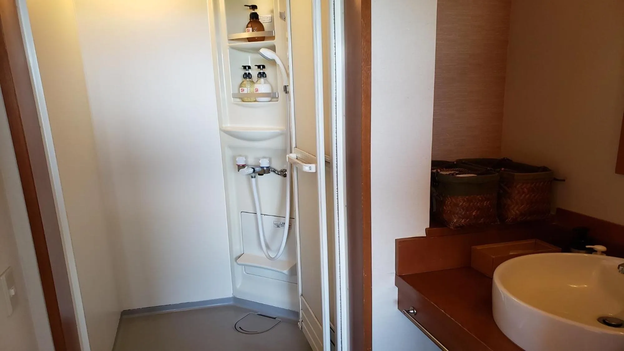 Shower in Hamachidorinoyu Kaisyu