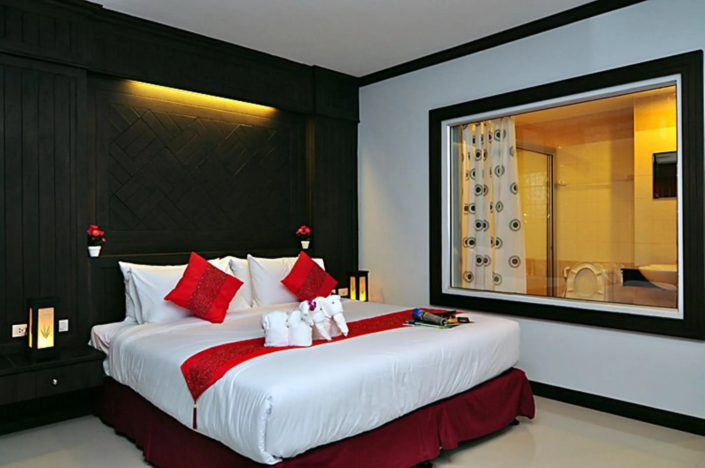 Photo of the whole room, Bed in Patong Princess