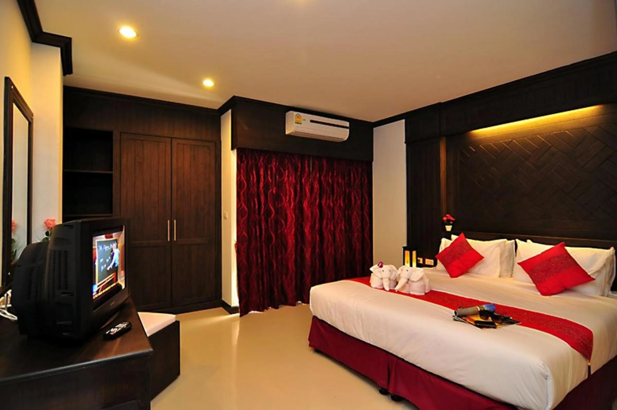 Photo of the whole room, Bed in Patong Princess