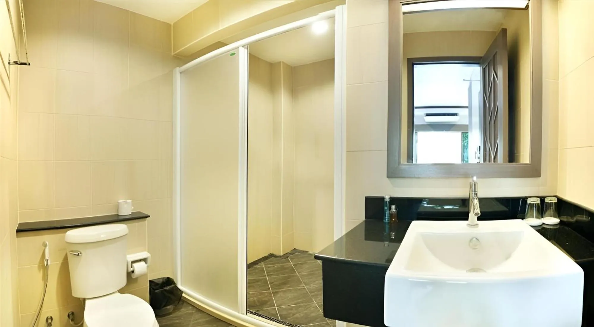 Toilet in Ratana Hill Patong