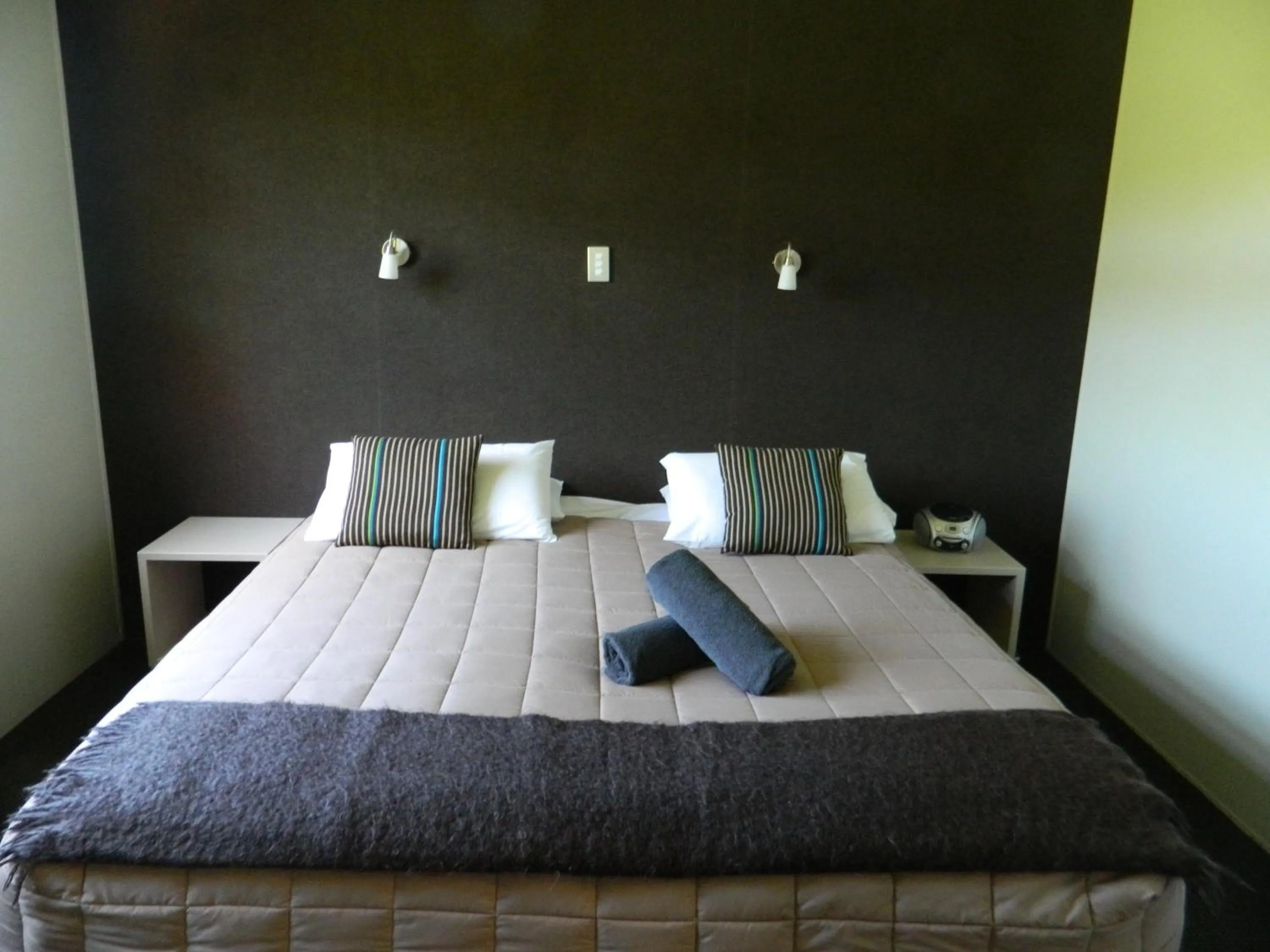 Bed in Taupo Debretts Spa Resort