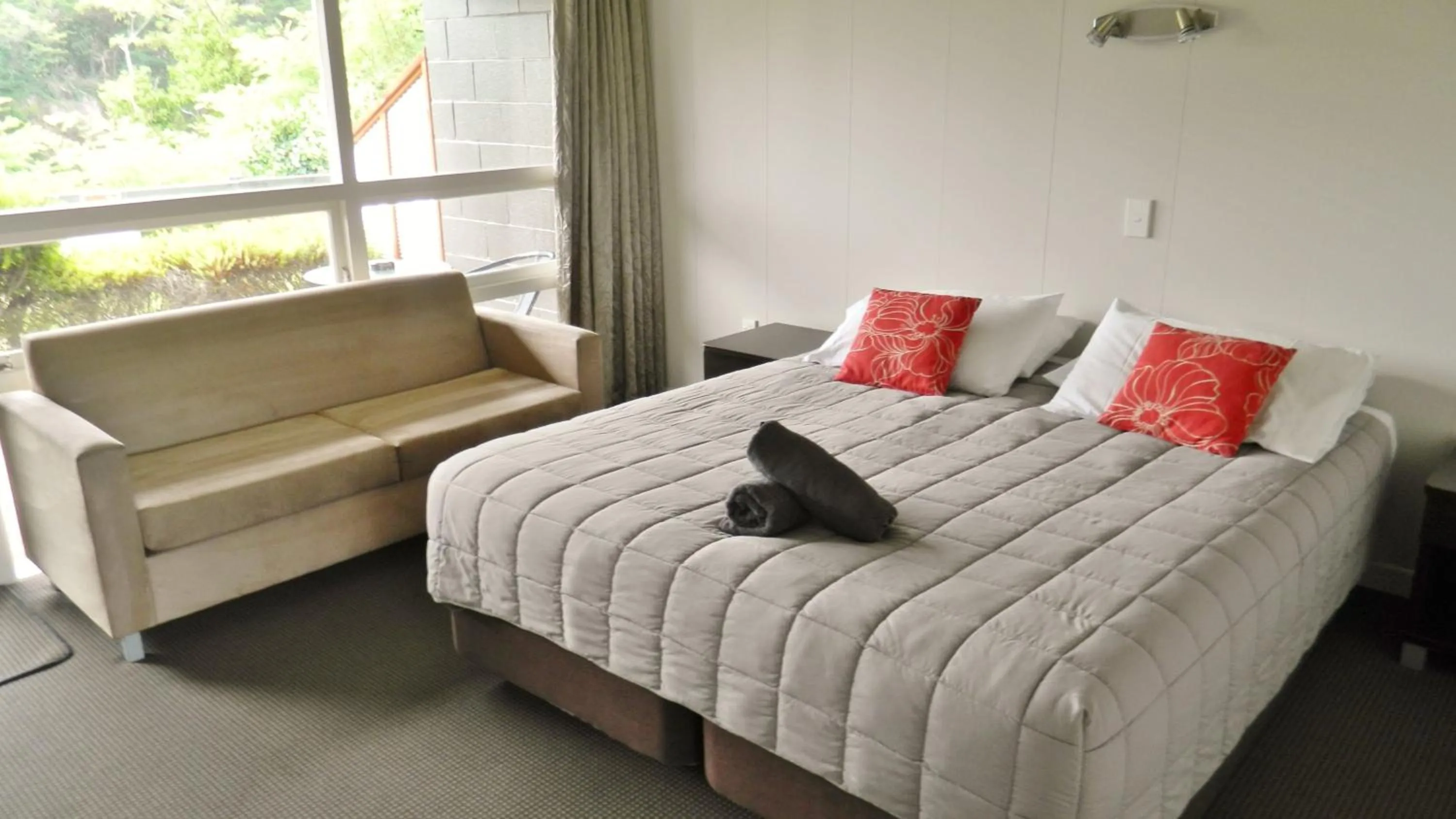 Bed in Taupo Debretts Spa Resort