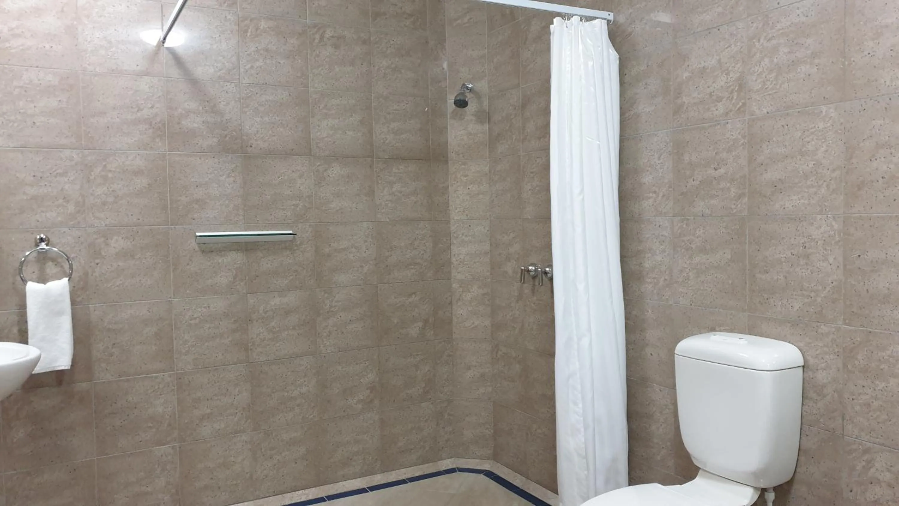 Shower in 97 Motel Moray