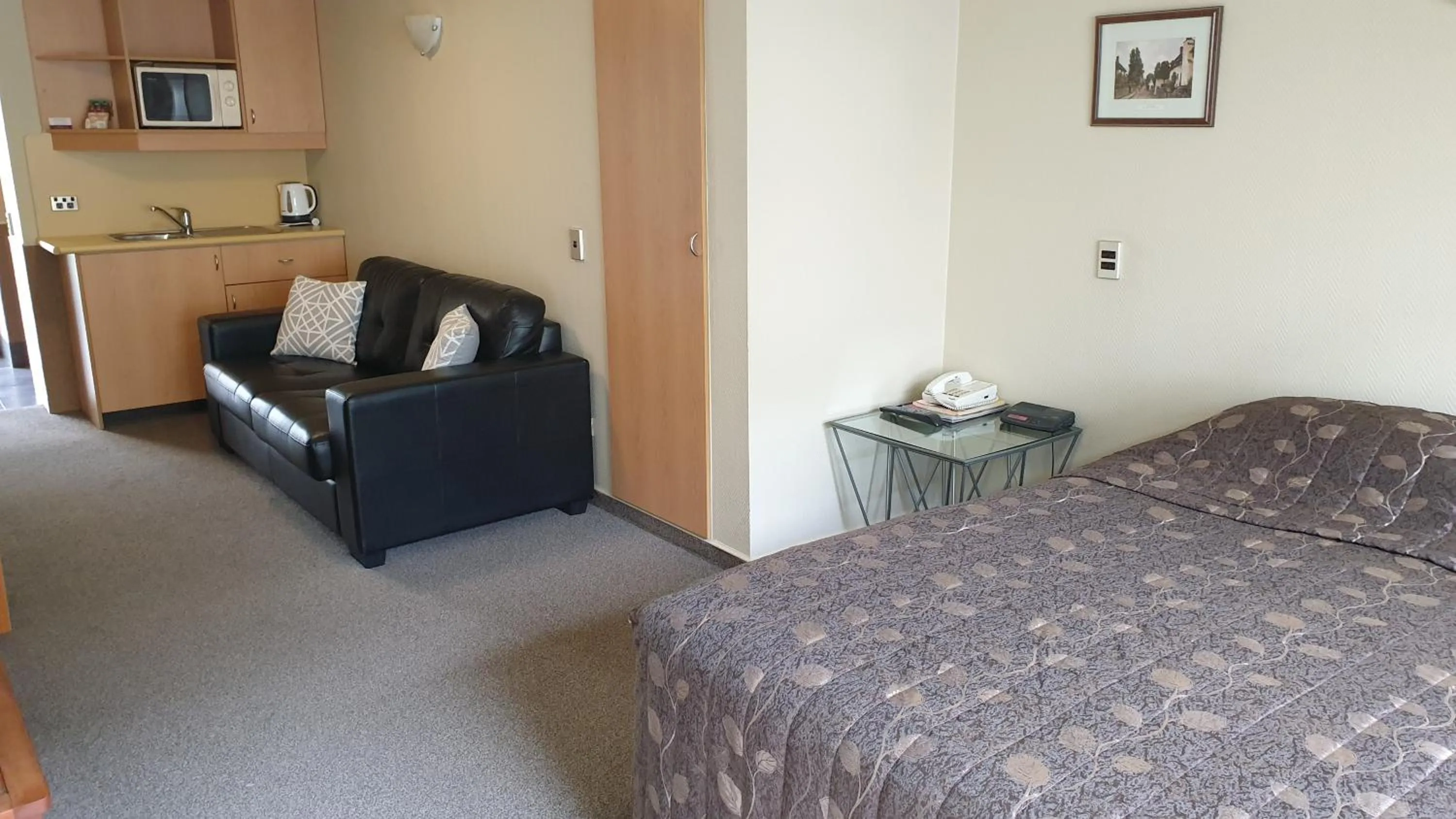 Kitchen or kitchenette, Bed in 97 Motel Moray