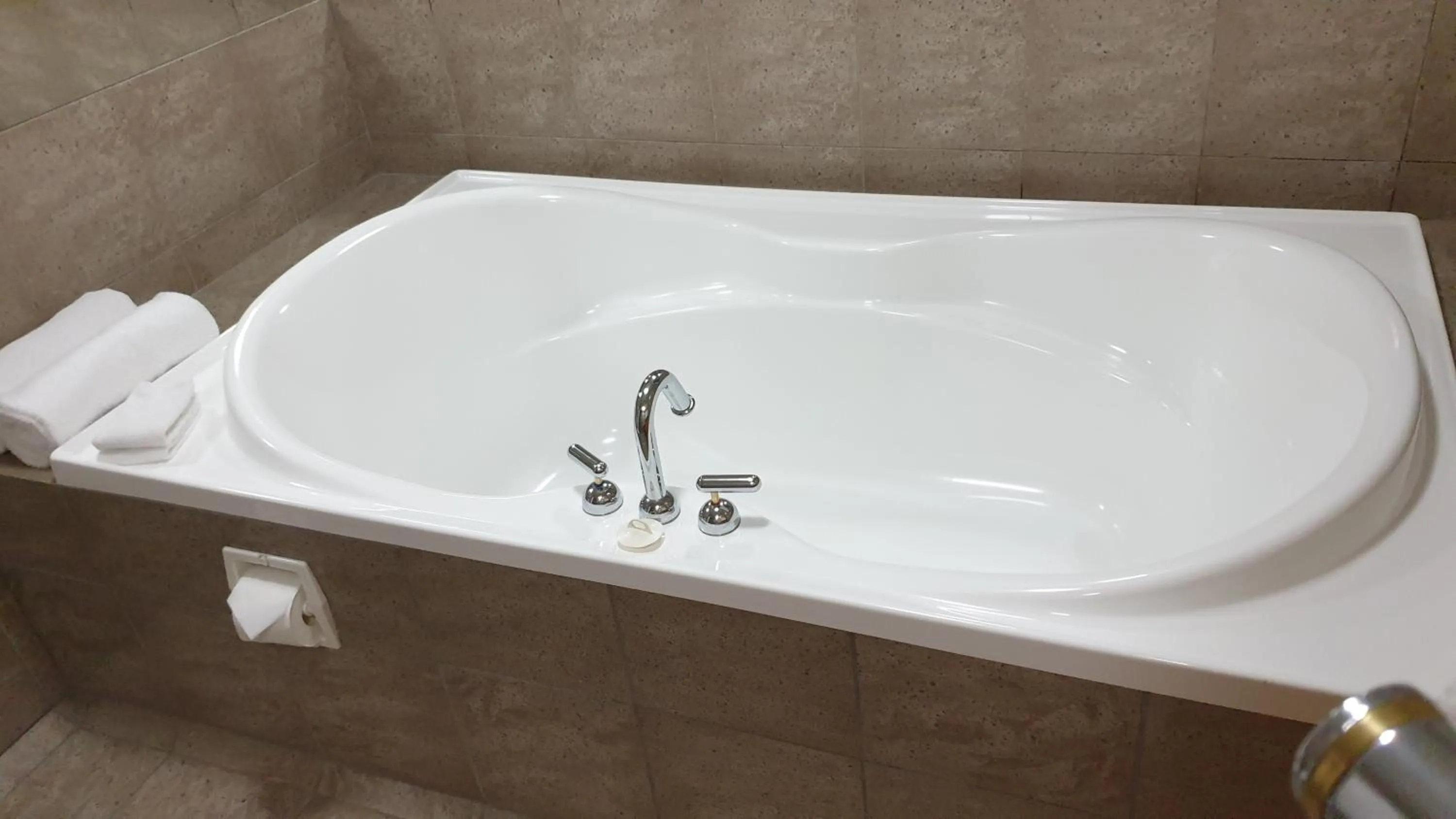 Bath in 97 Motel Moray