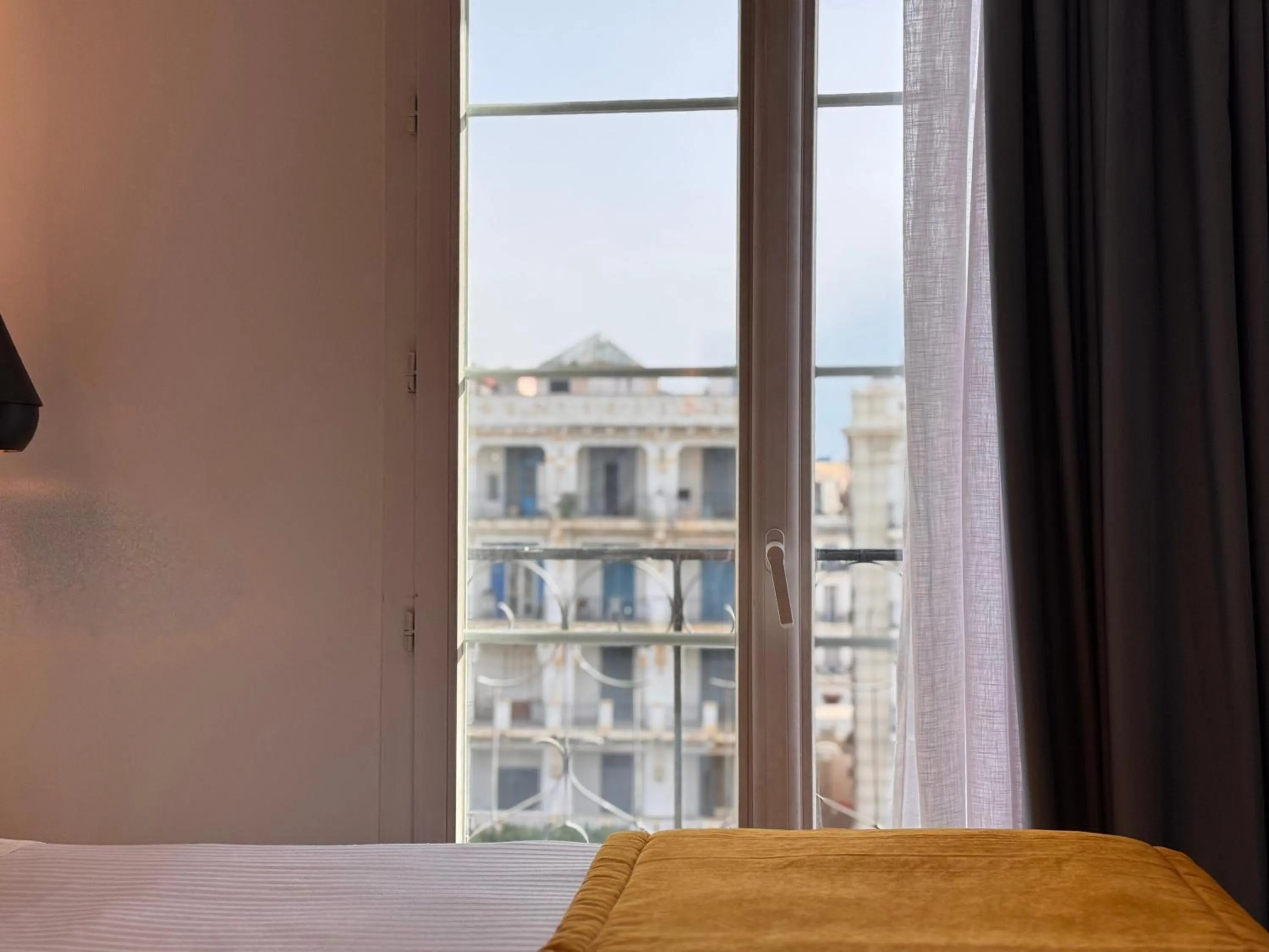 City view, Bed in Hotel Carlton