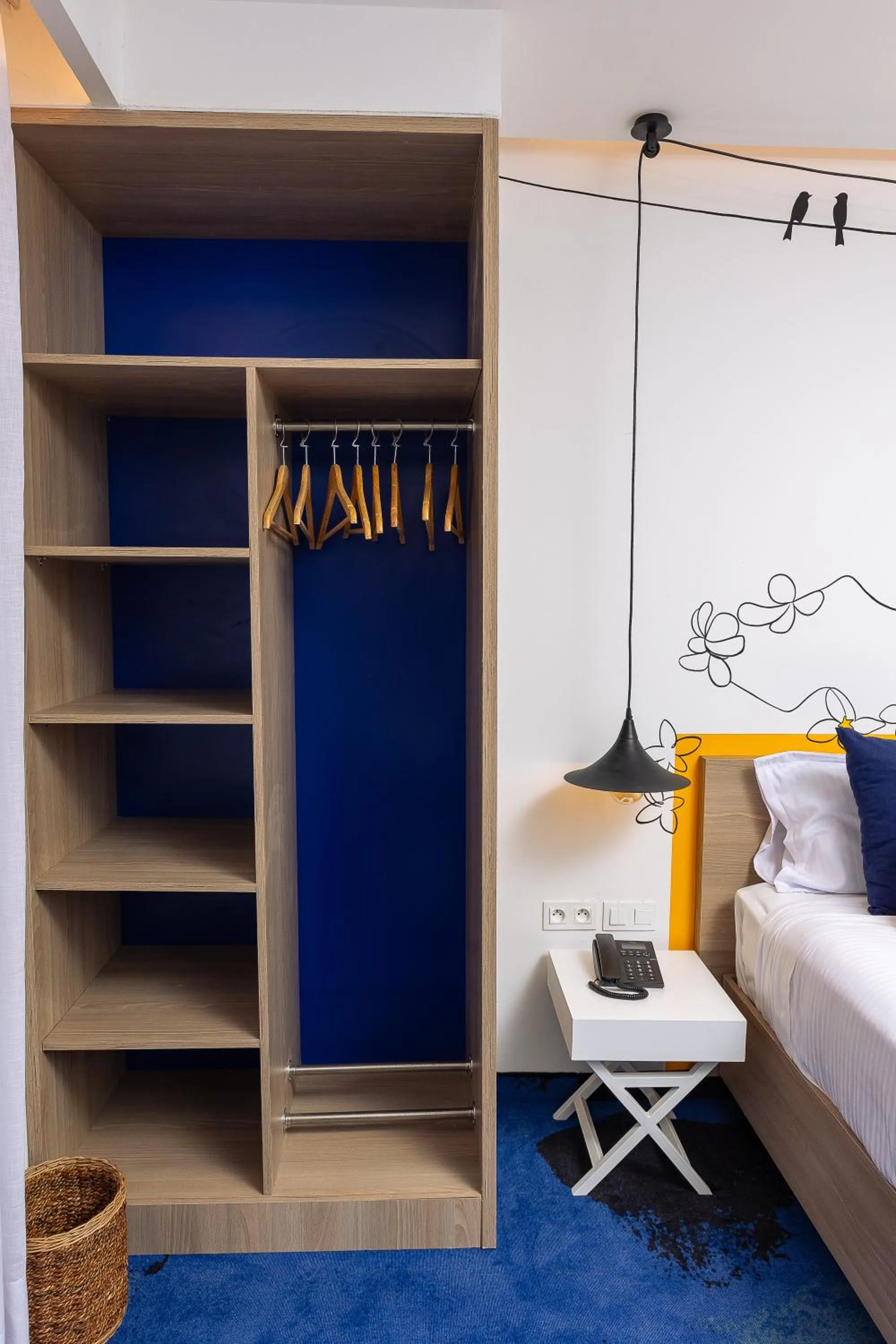 wardrobe, Bed in Hotel Carlton