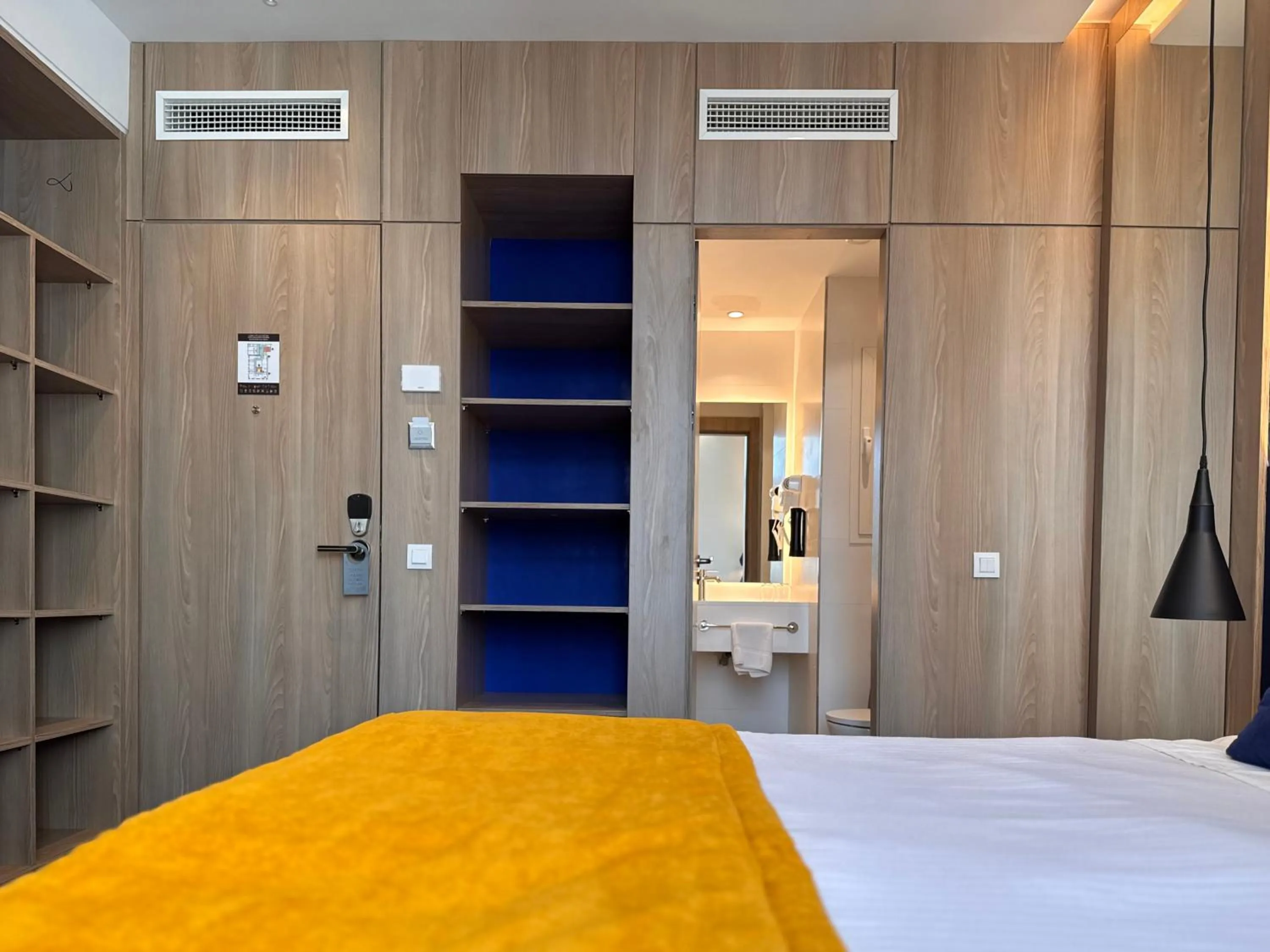 Photo of the whole room, Bed in Hotel Carlton