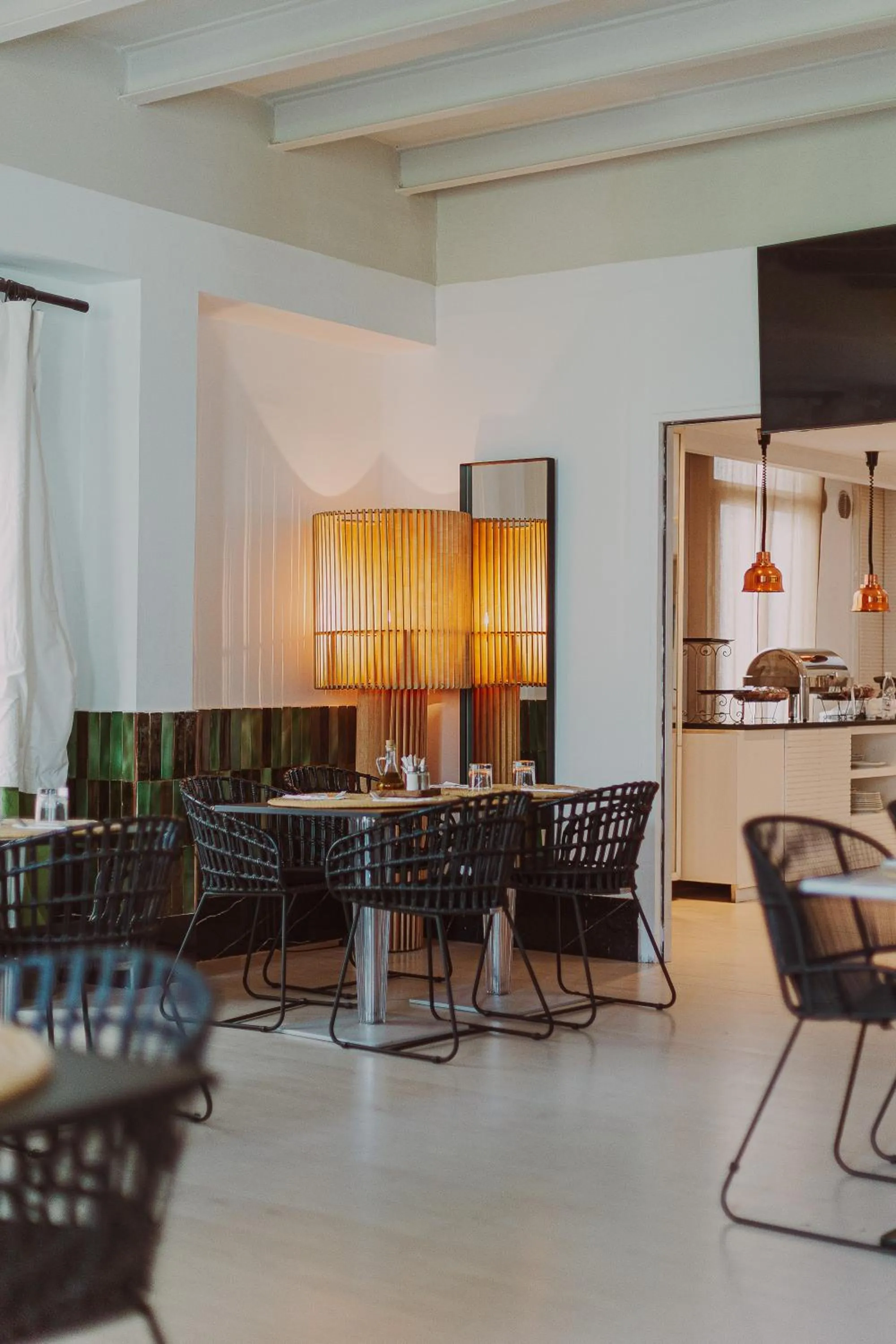 Restaurant/places to eat in Hotel Carlton