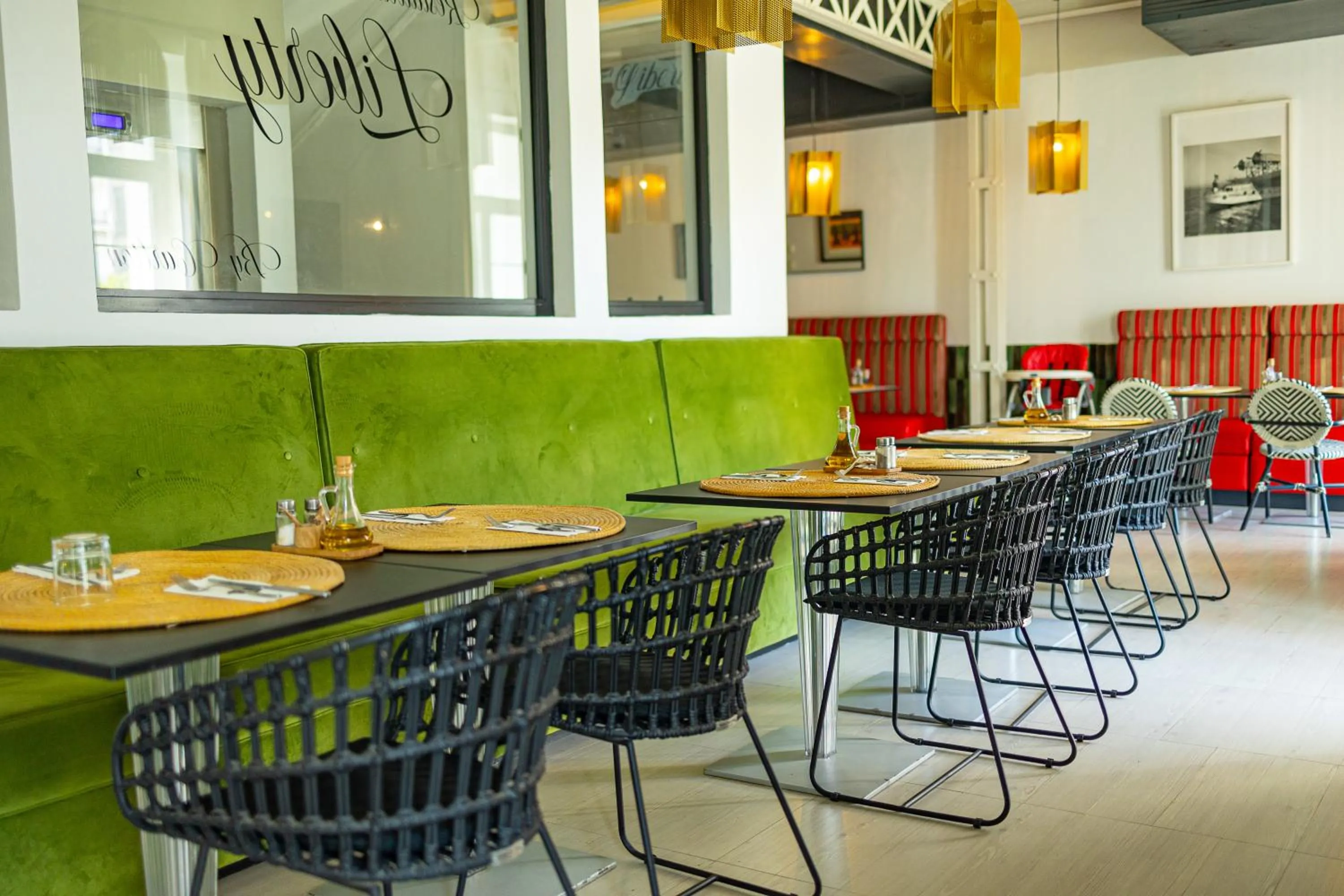 Restaurant/places to eat in Hotel Carlton