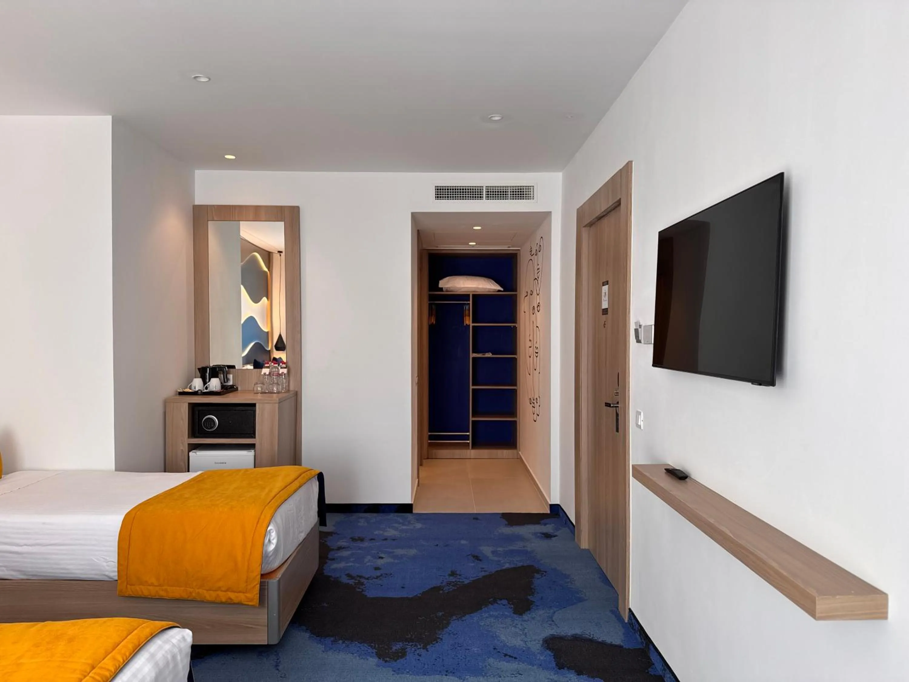 Photo of the whole room, Bed in Hotel Carlton