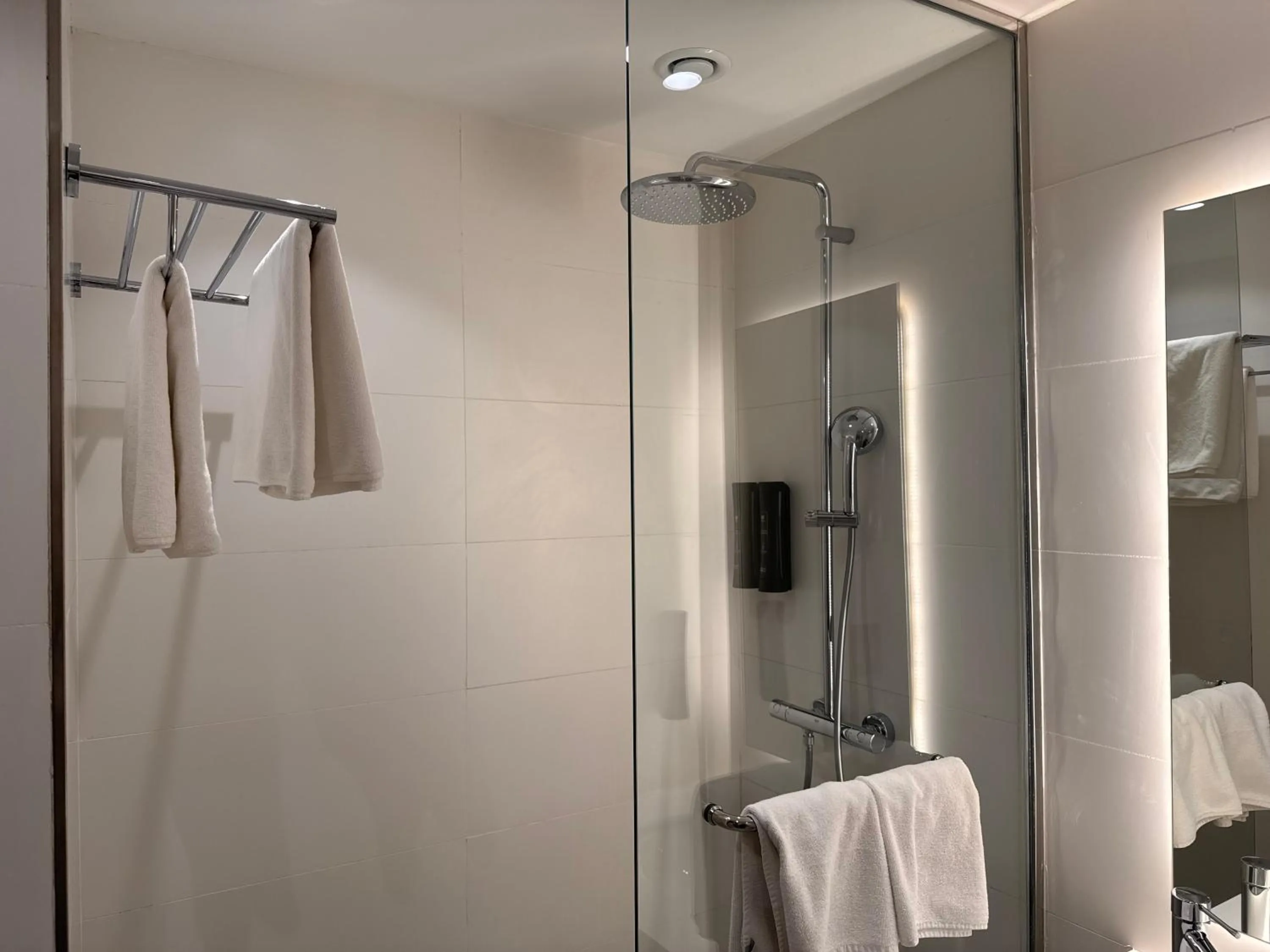 Shower in Hotel Carlton