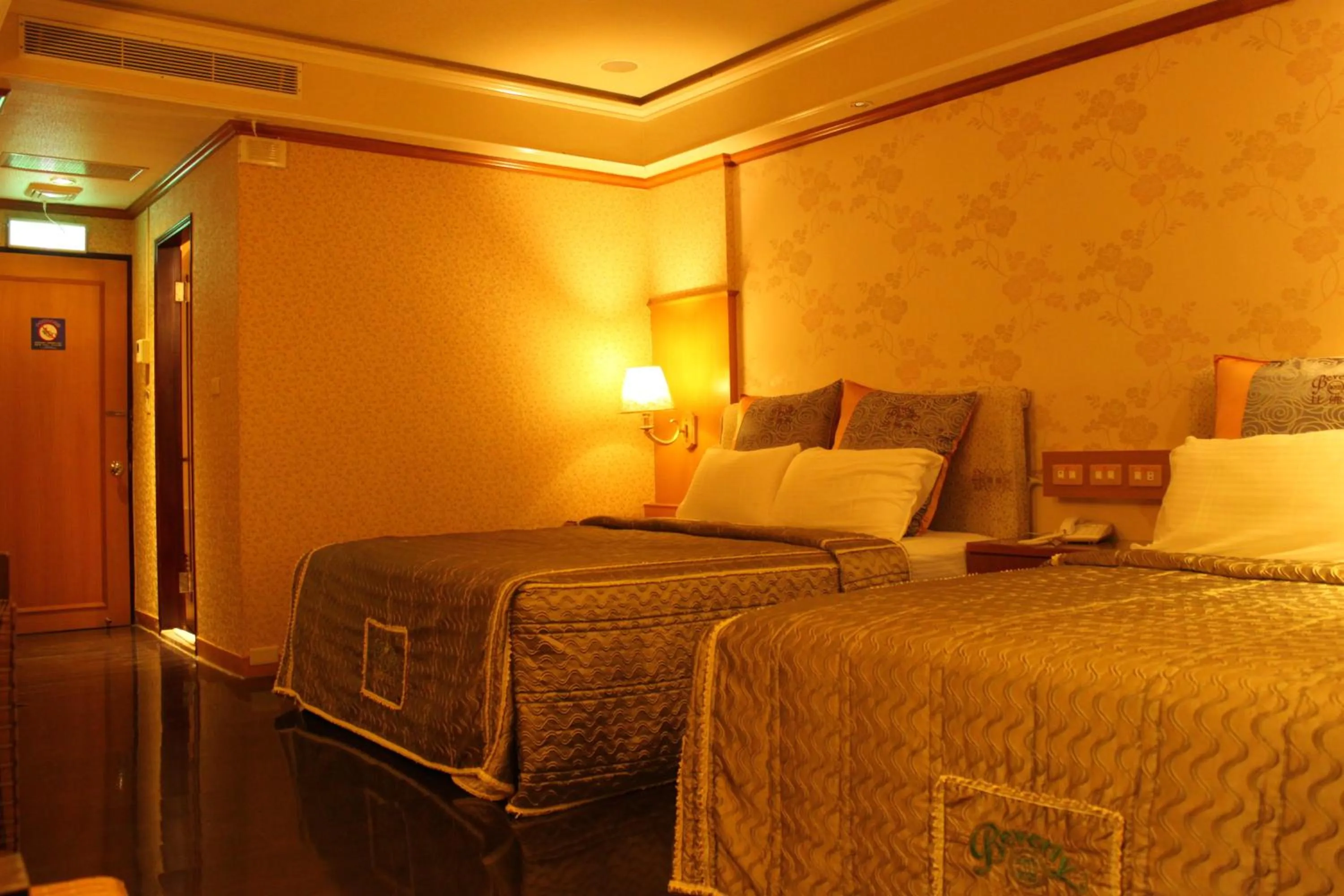 Bed in Beverly Commercial Motel