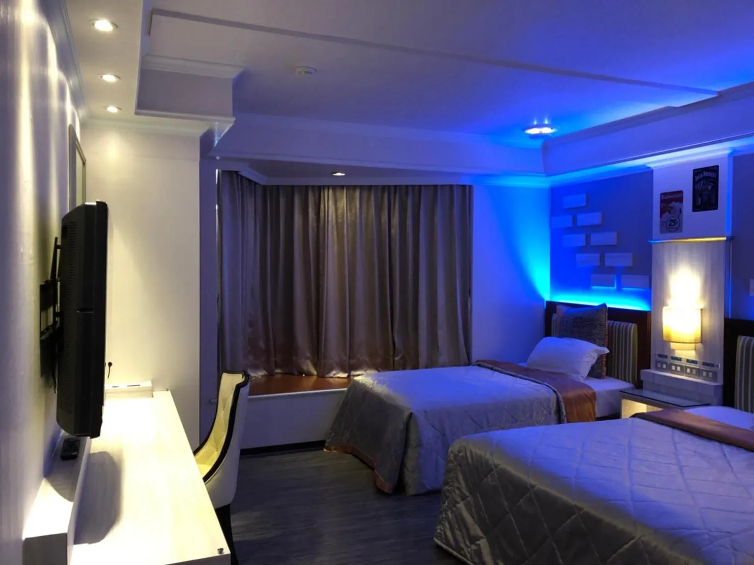 Bed in Beverly Commercial Motel