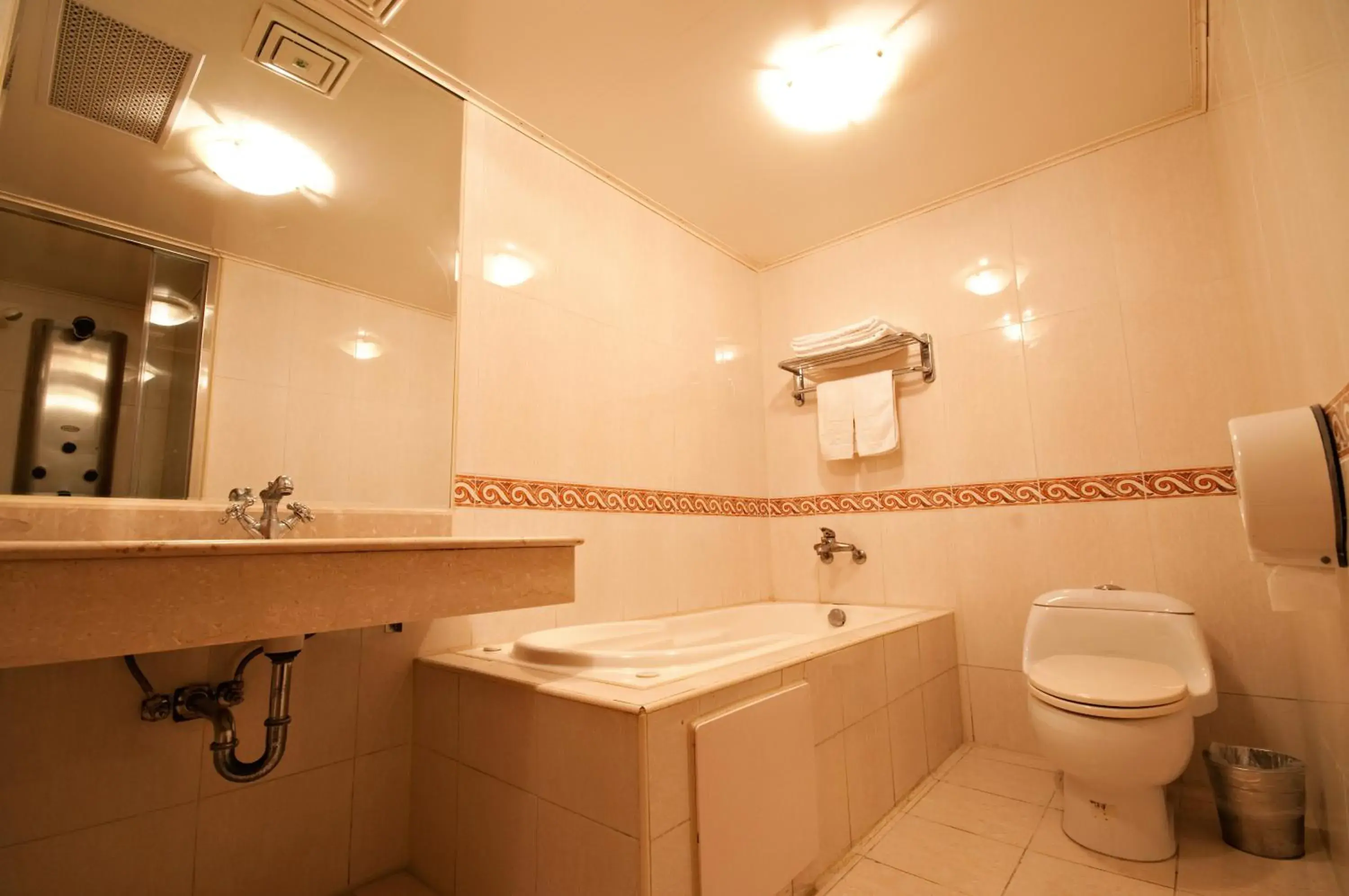 Basic Triple Room in Beverly Commercial Motel Basic Triple Room in Beverly Commercial Motel