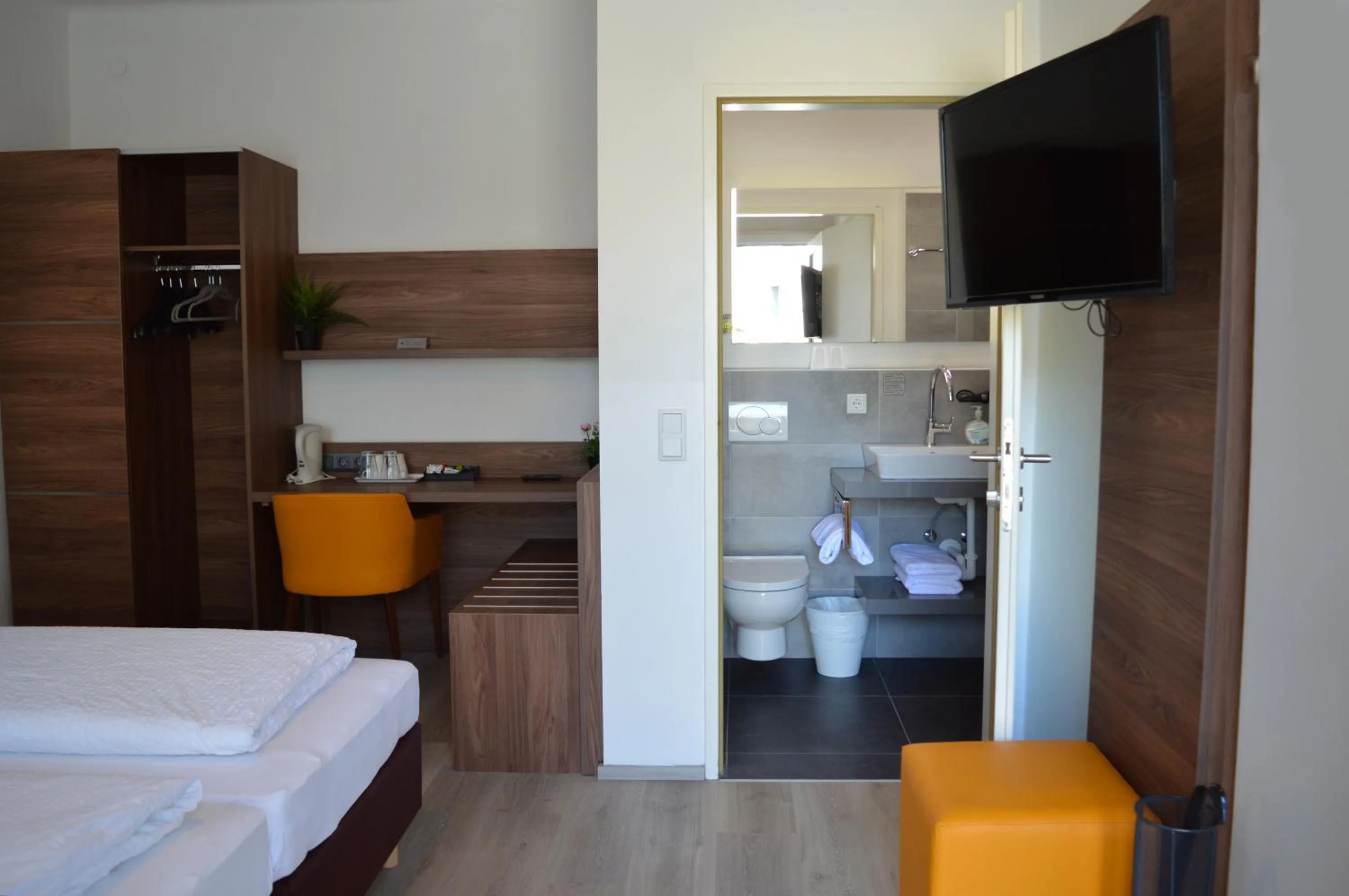 Shower, Bed in Pension Elisabeth - Rooms & Apartments