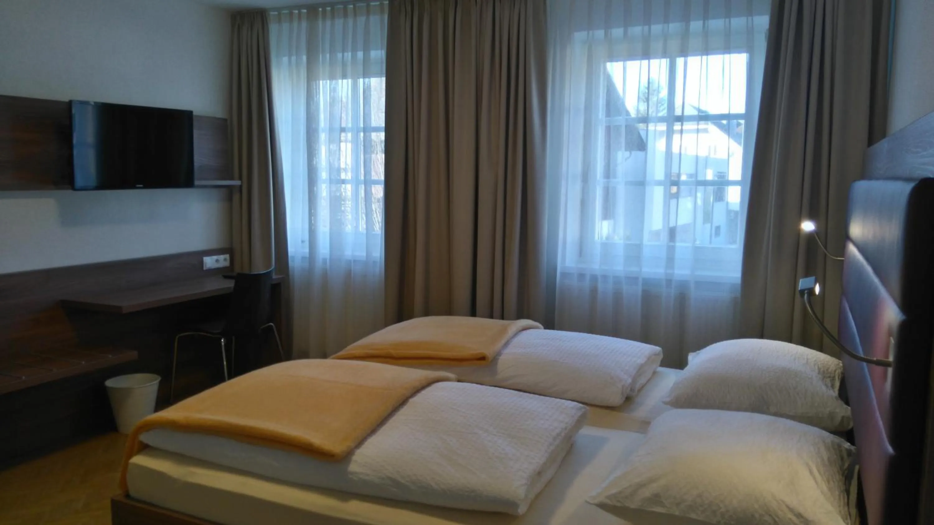 TV and multimedia, Bed in Pension Elisabeth - Rooms & Apartments