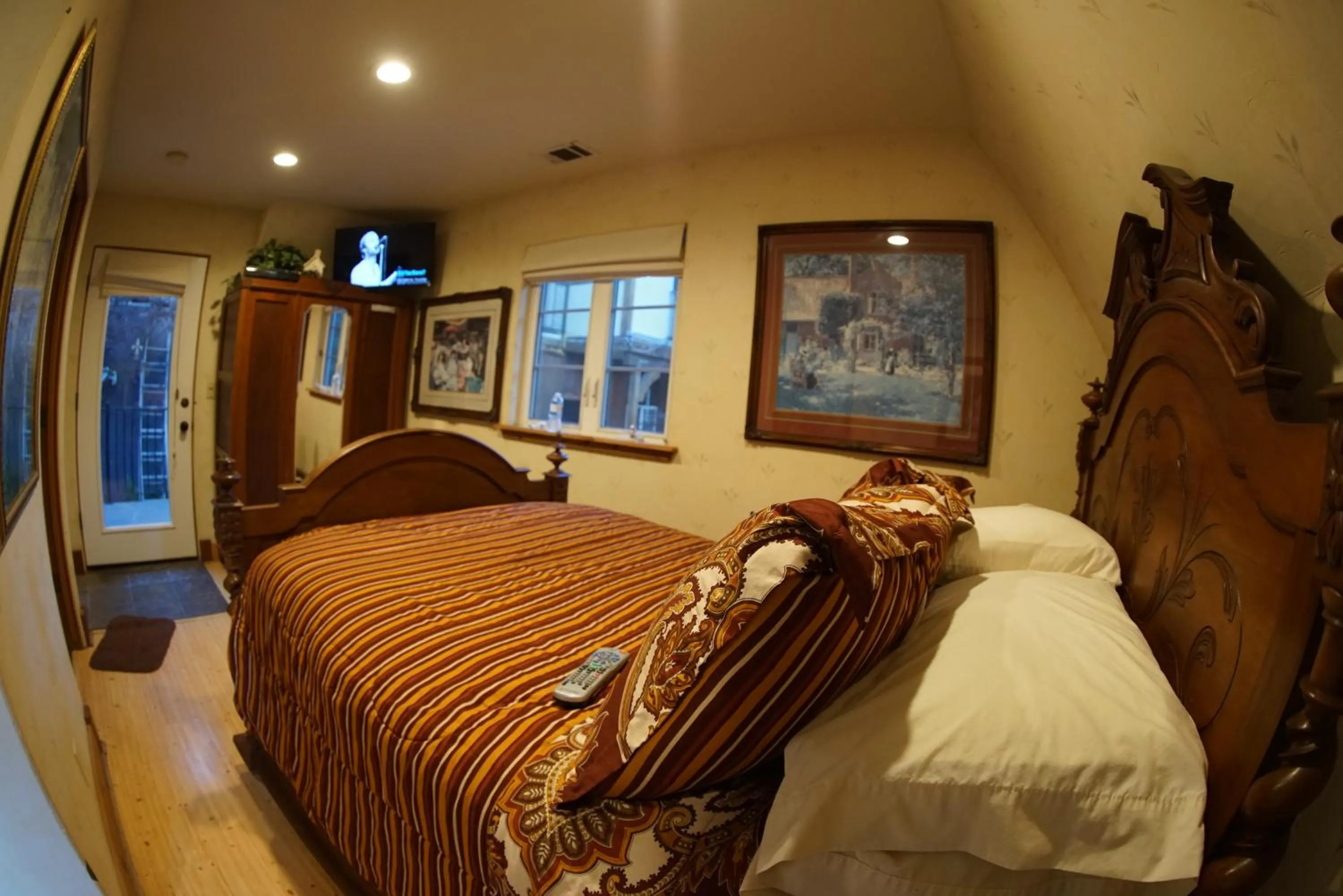 Bedroom, Bed in FLEUR DE LAC EUROPERAN INn