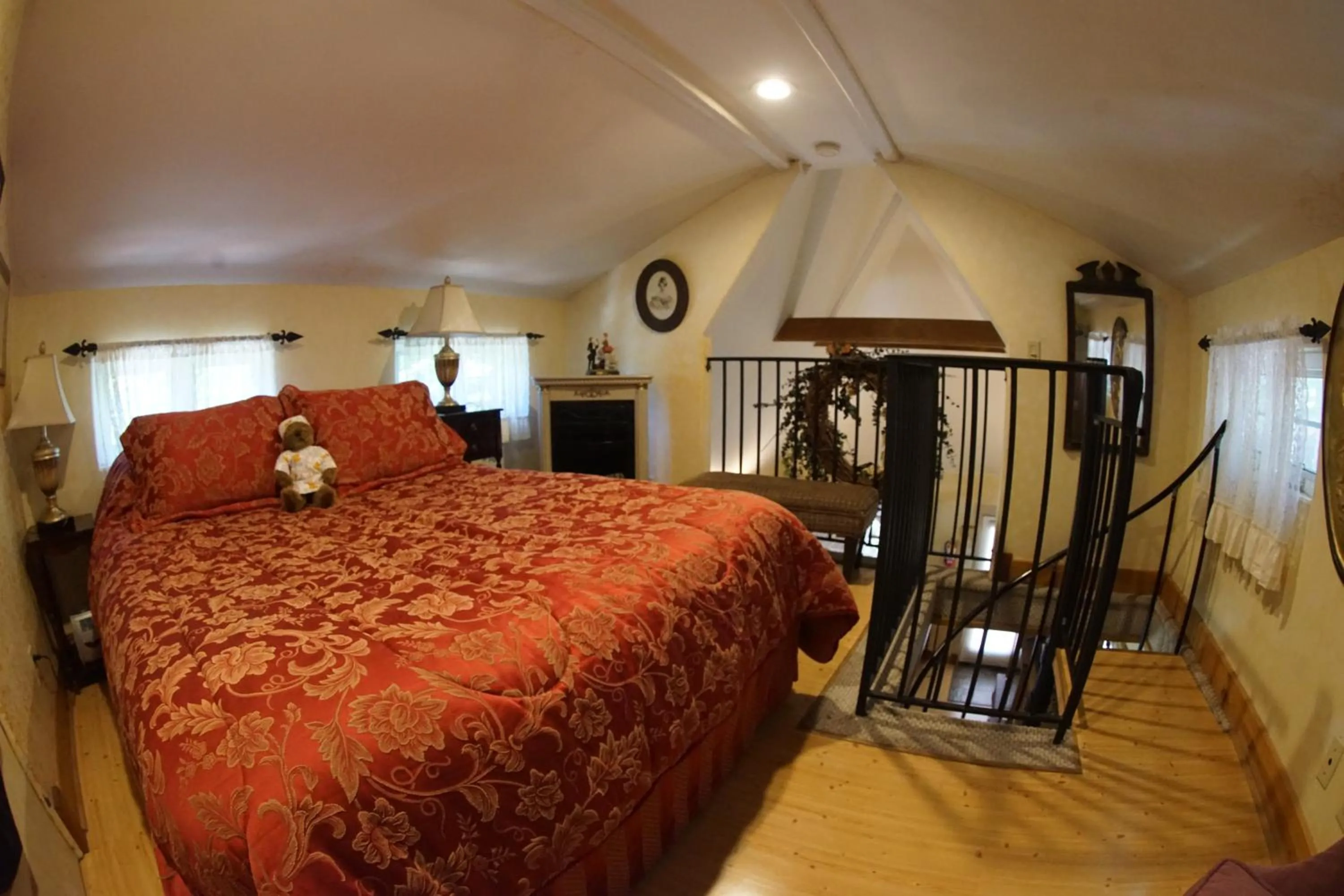 Bedroom, Bed in FLEUR DE LAC EUROPERAN INn