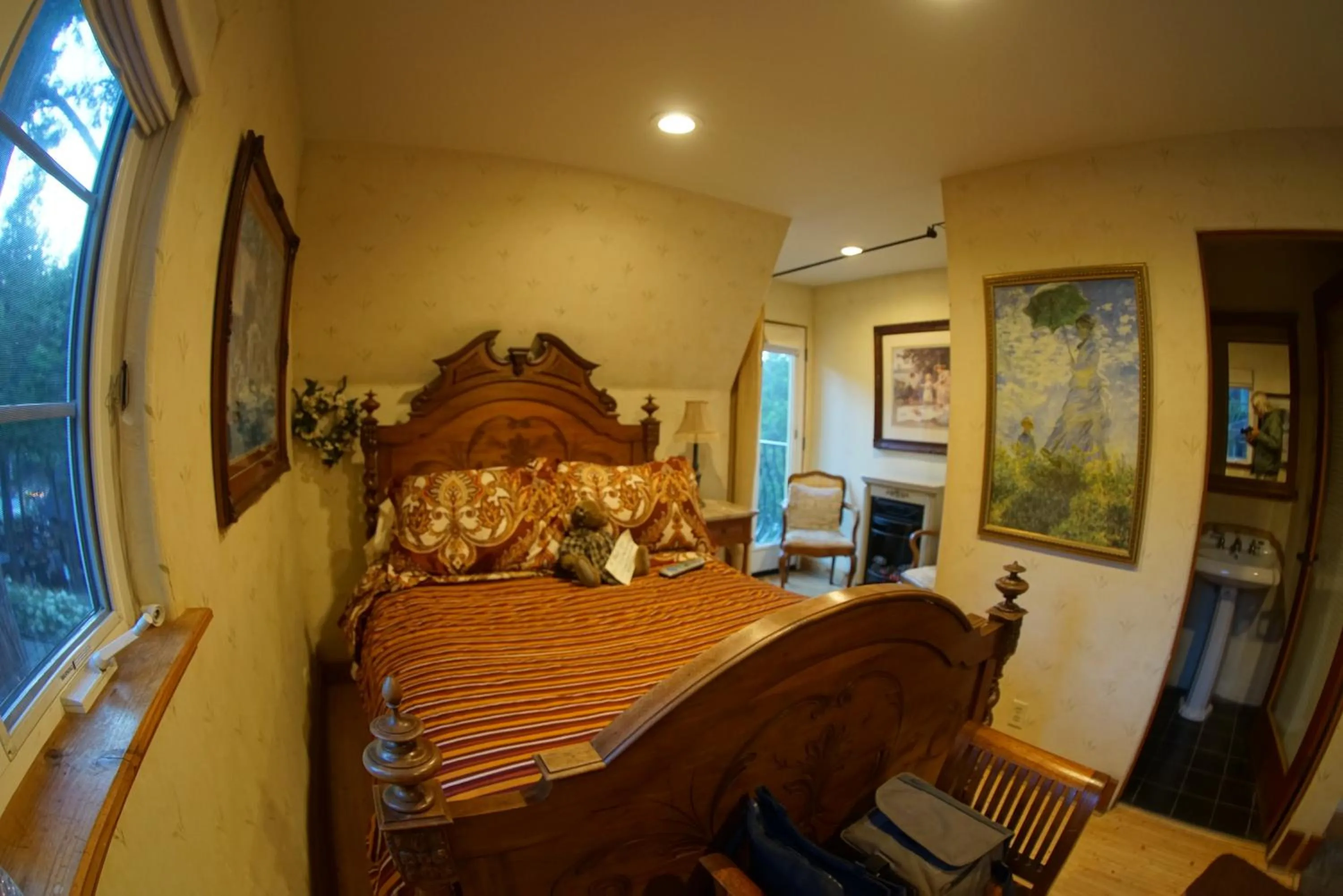 Property building, Bed in FLEUR DE LAC EUROPERAN INn