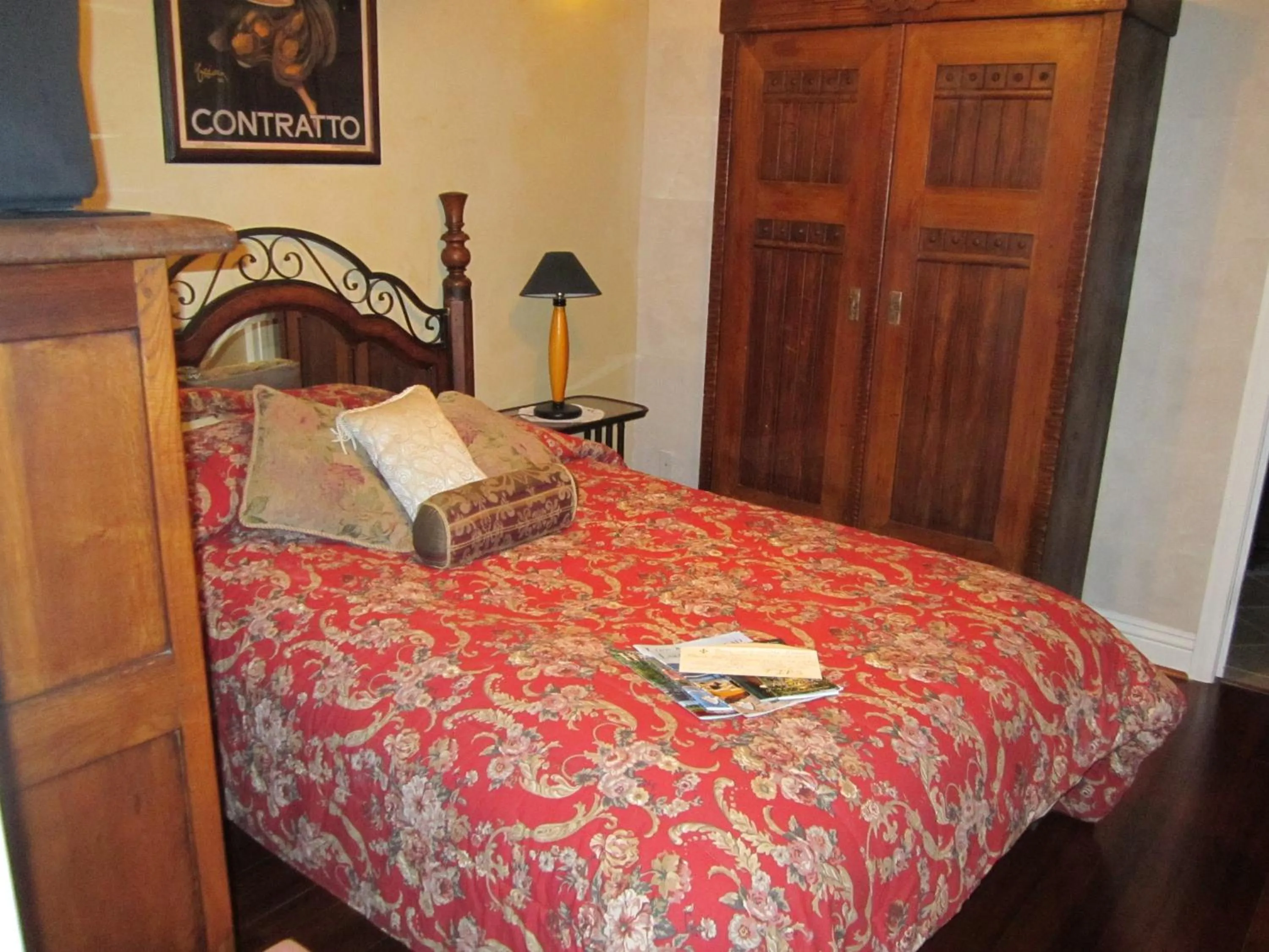 Photo of the whole room, Bed in FLEUR DE LAC EUROPERAN INn