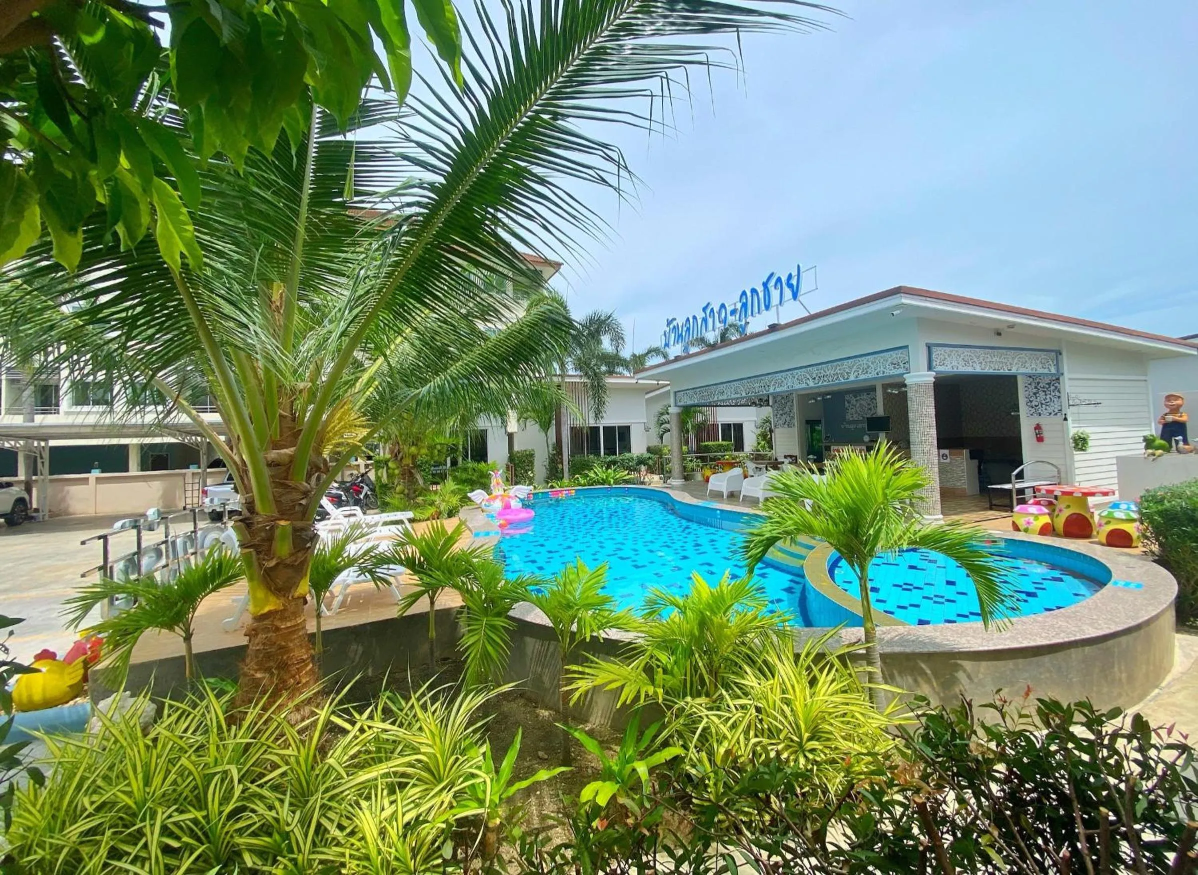 Swimming pool in Baanloksouylokchay