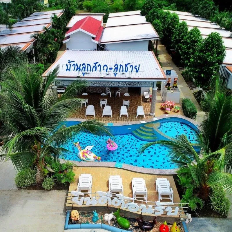 Swimming pool in Baanloksouylokchay