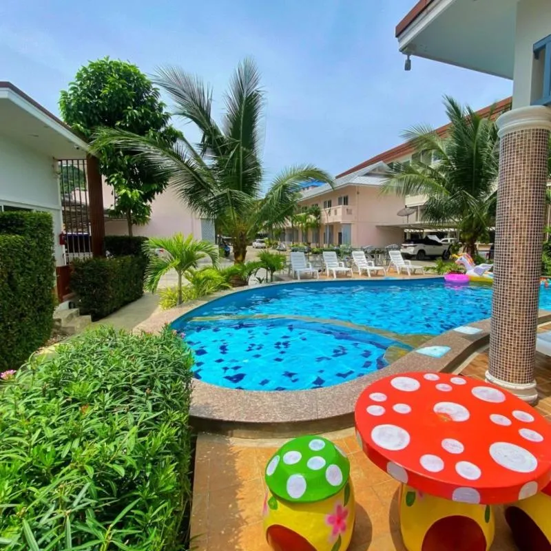 Swimming pool in Baanloksouylokchay