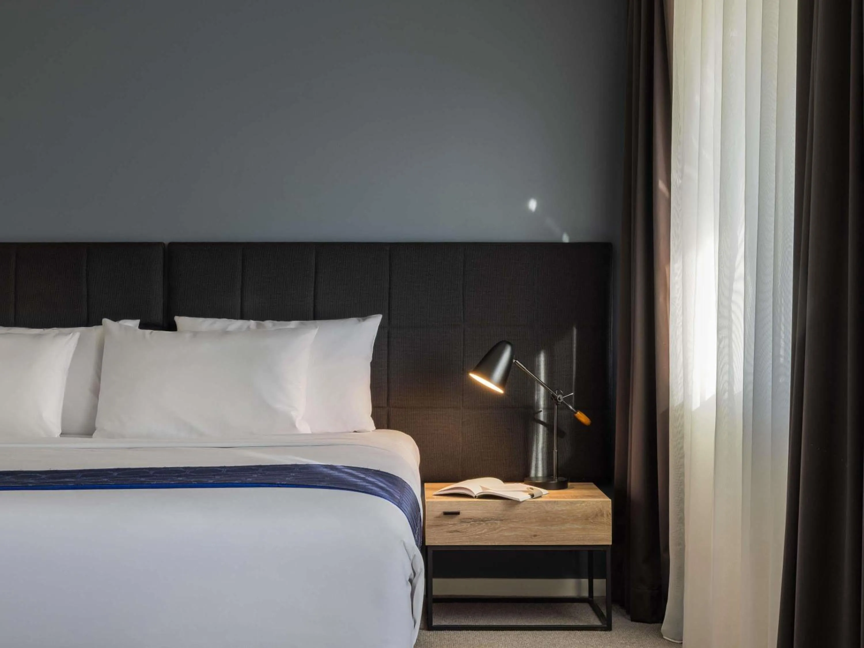 Bedroom, Bed in Mantra MacArthur Hotel