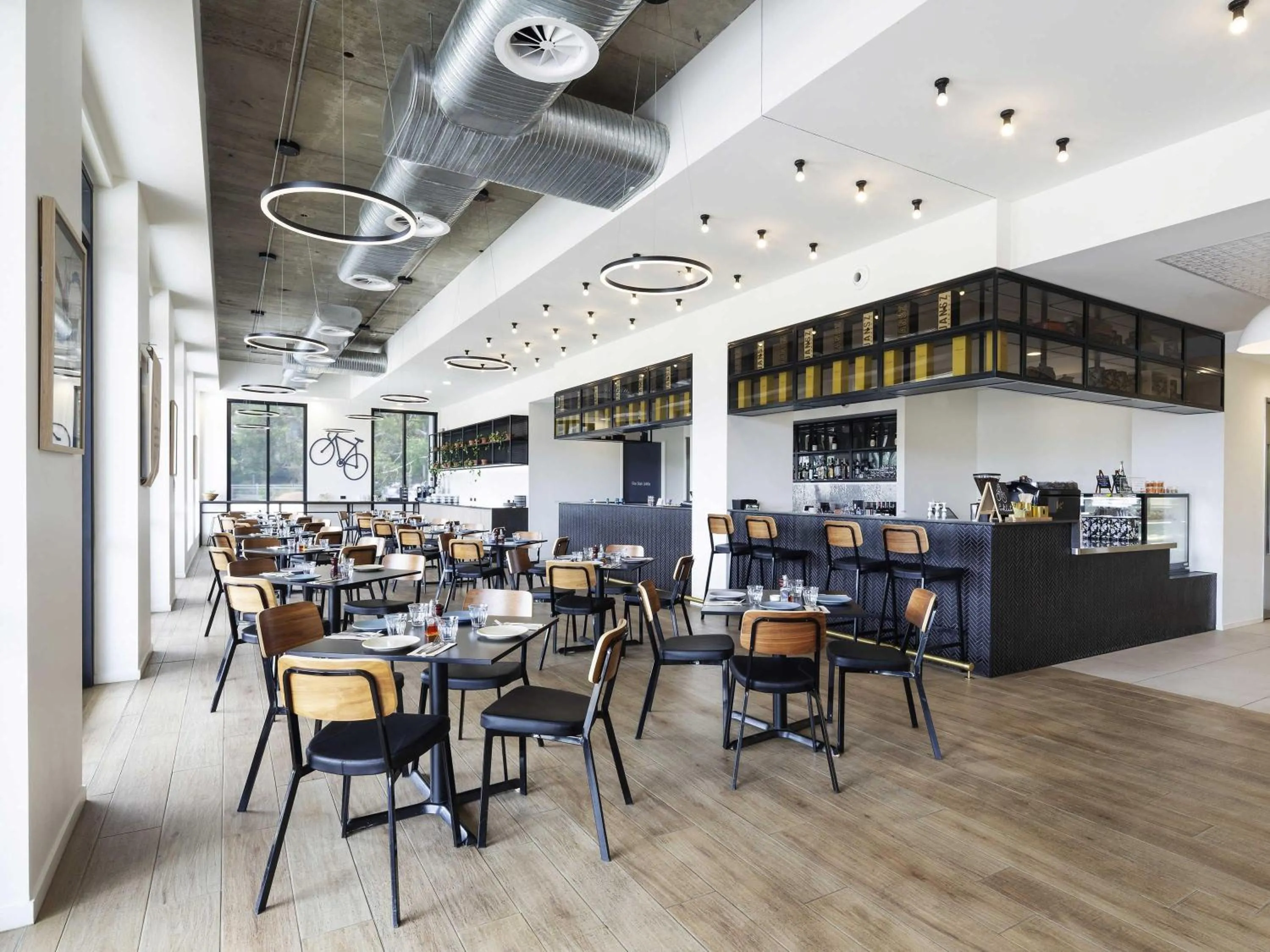 Restaurant/places to eat in Mantra MacArthur Hotel