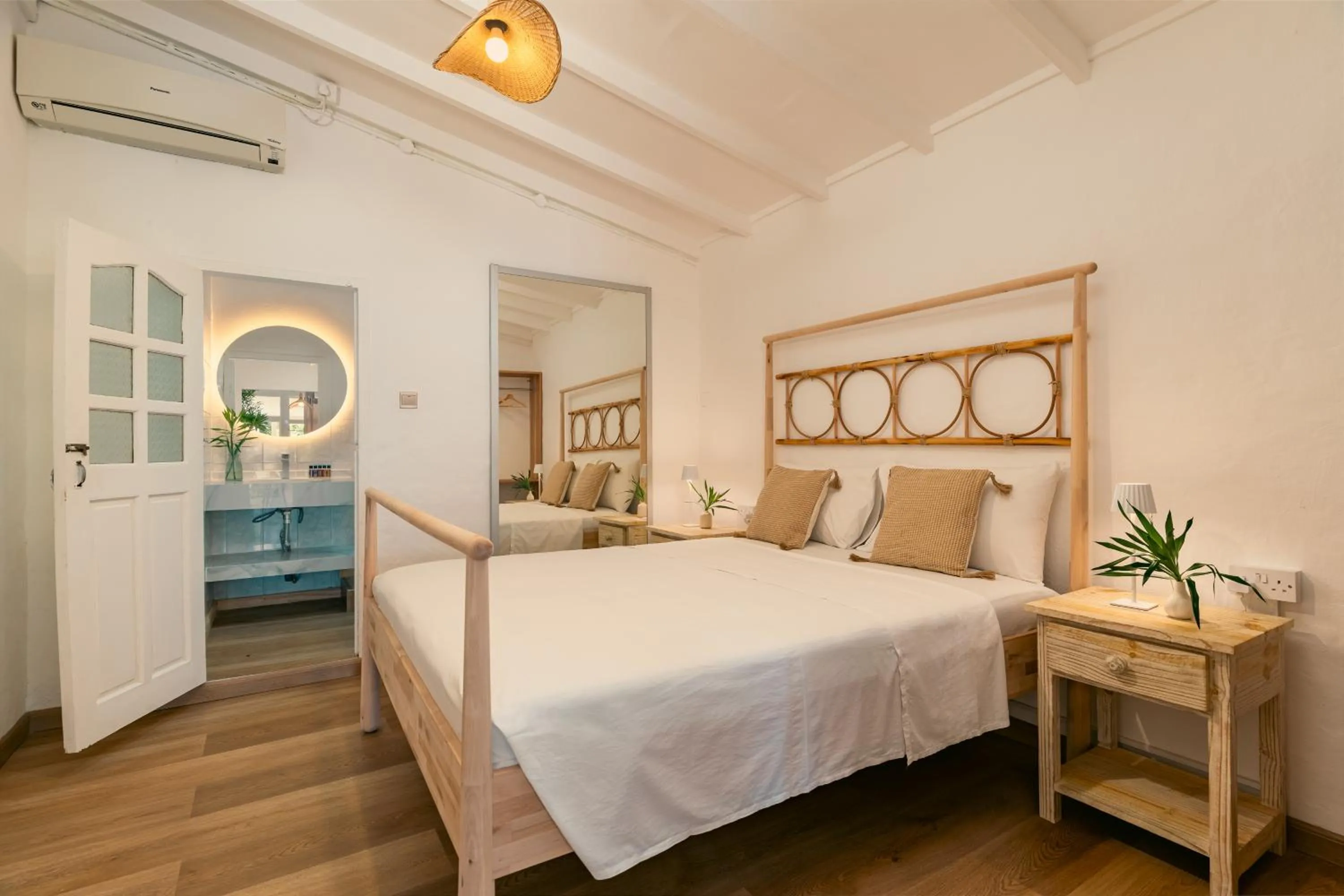 Bed in Beau Vallon Bungalows
