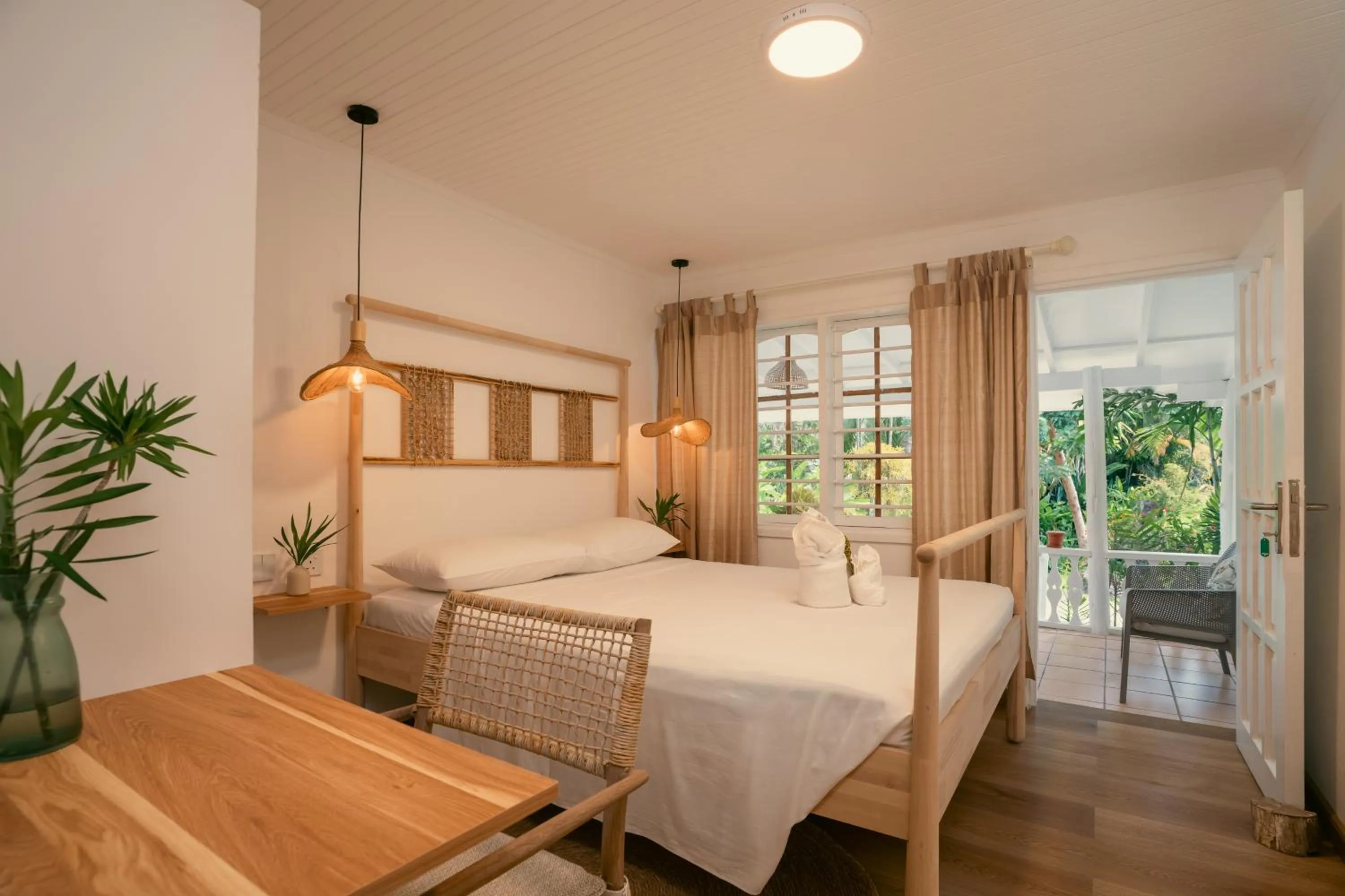 Bed in Beau Vallon Bungalows
