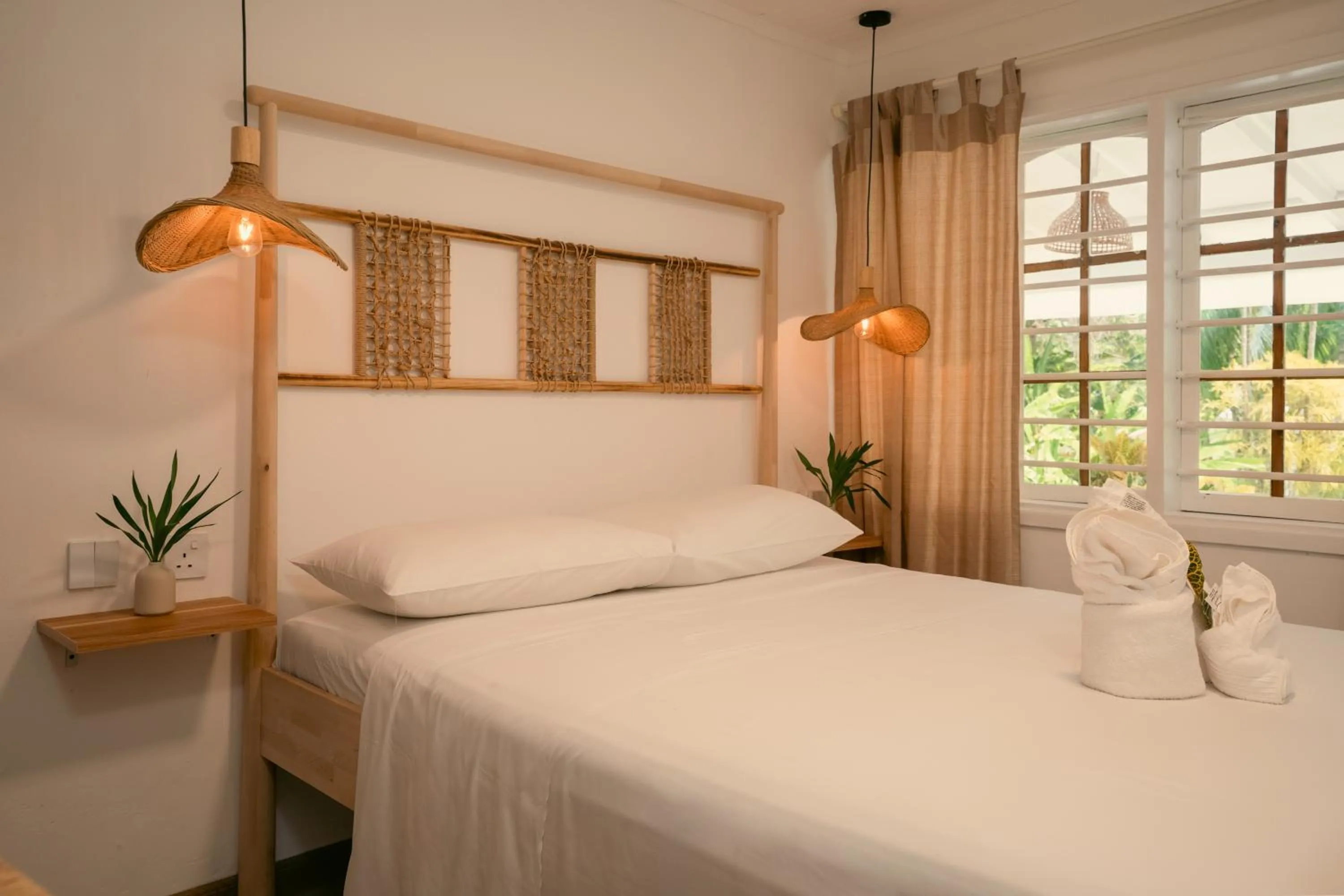 Bed in Beau Vallon Bungalows