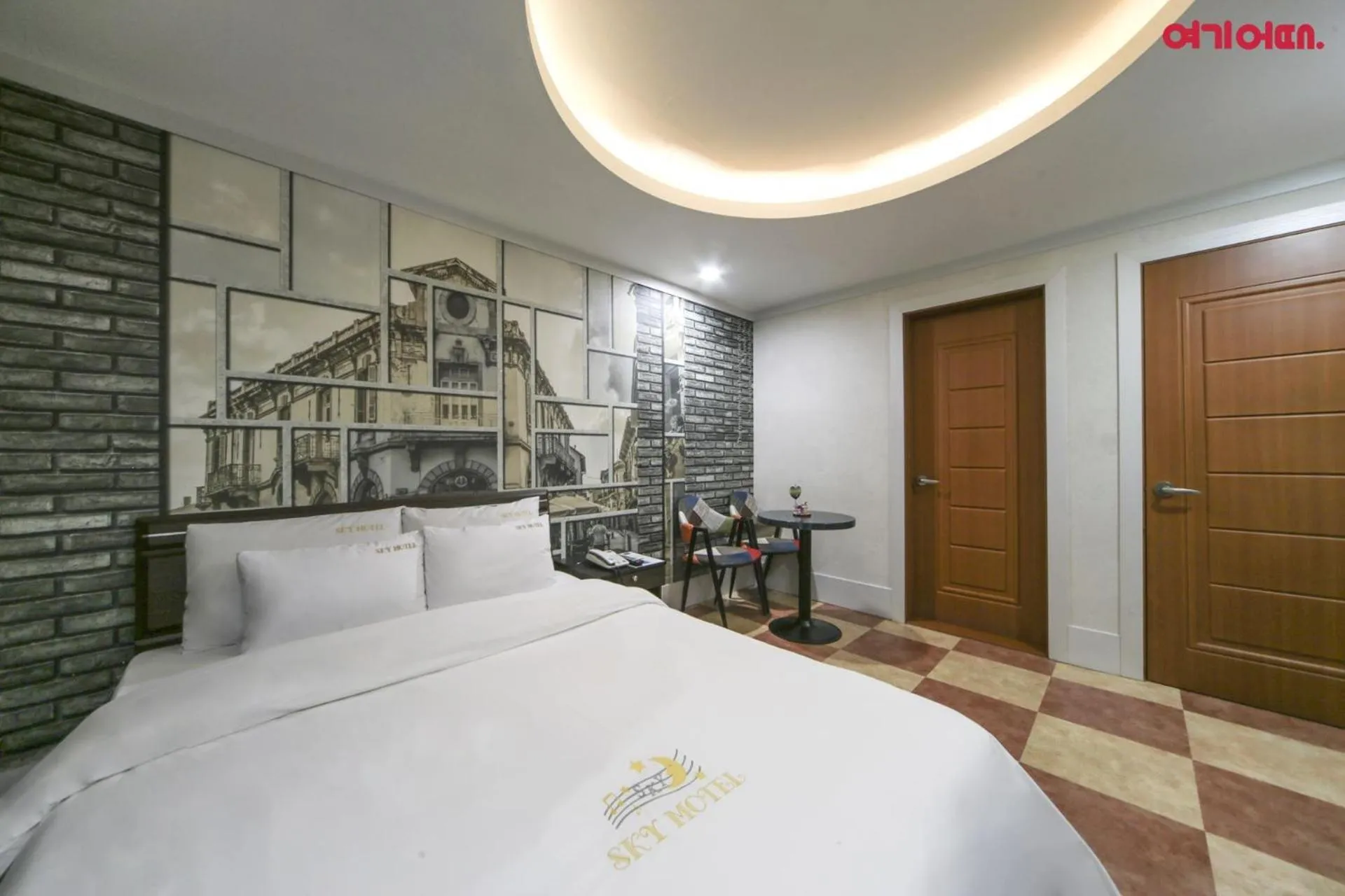 Photo of the whole room, Bed in Sky Motel