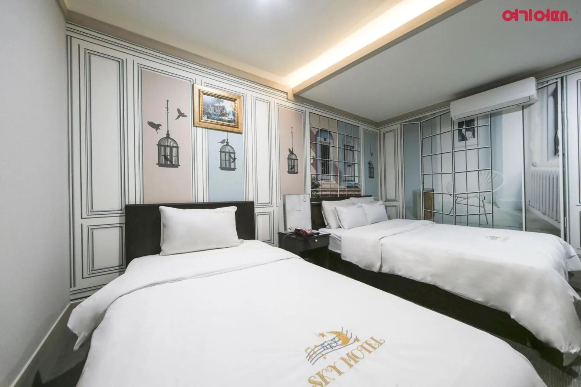 Photo of the whole room, Bed in Sky Motel