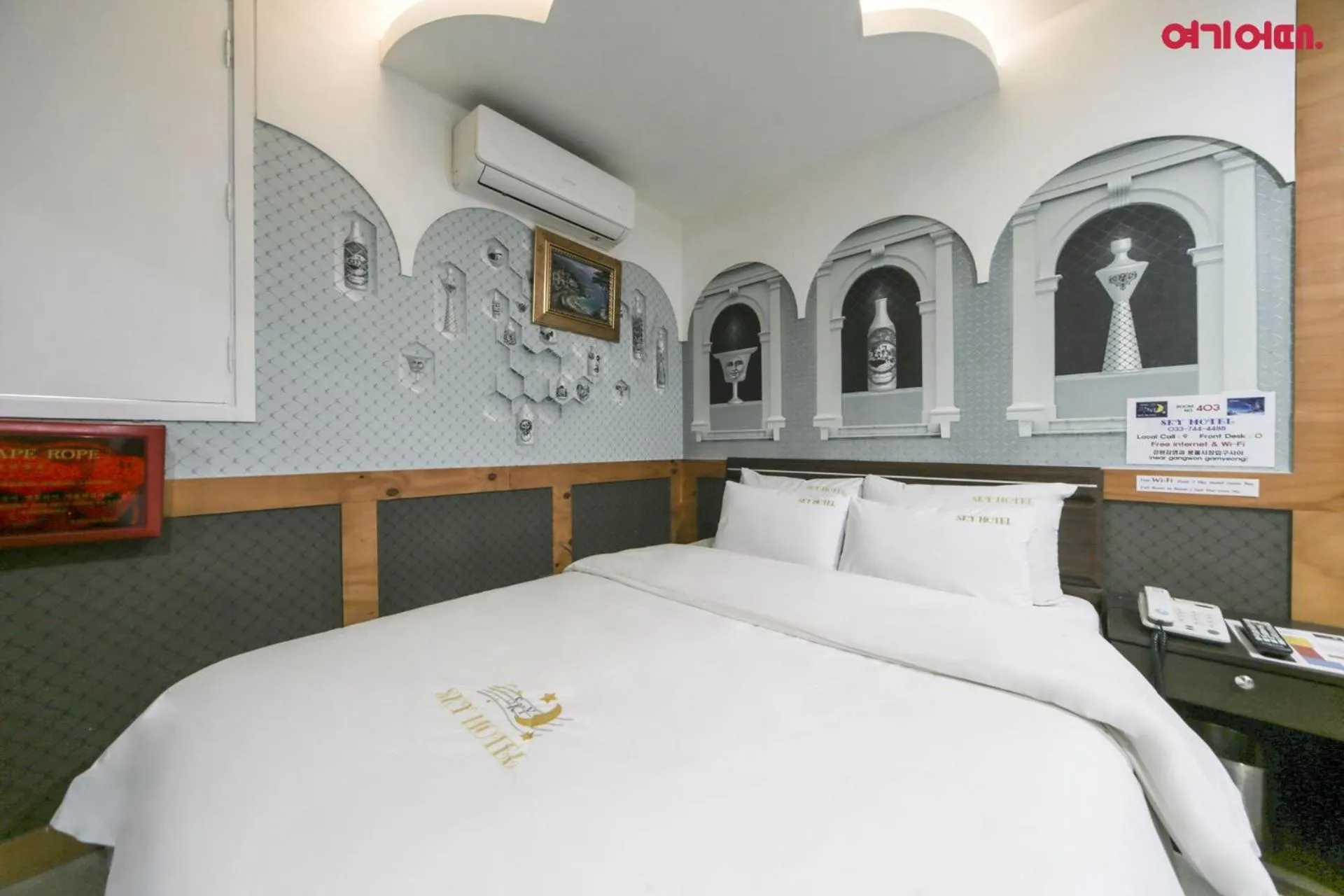 Photo of the whole room, Bed in Sky Motel