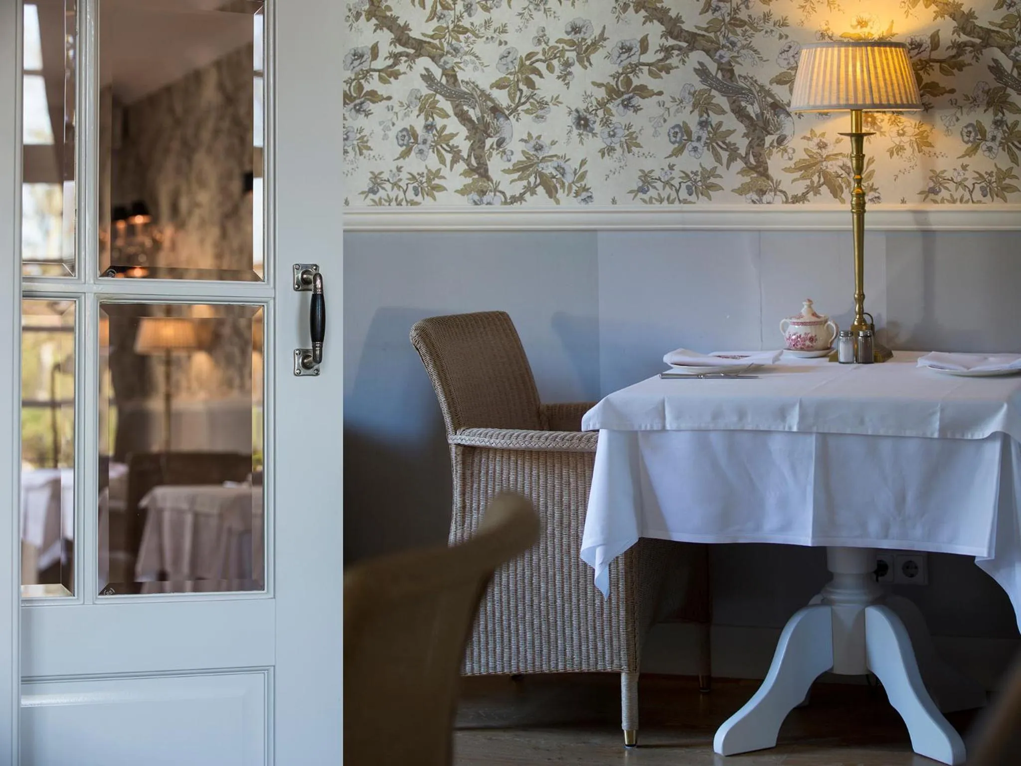 Restaurant/places to eat in B & B Hotel The Baron Crown