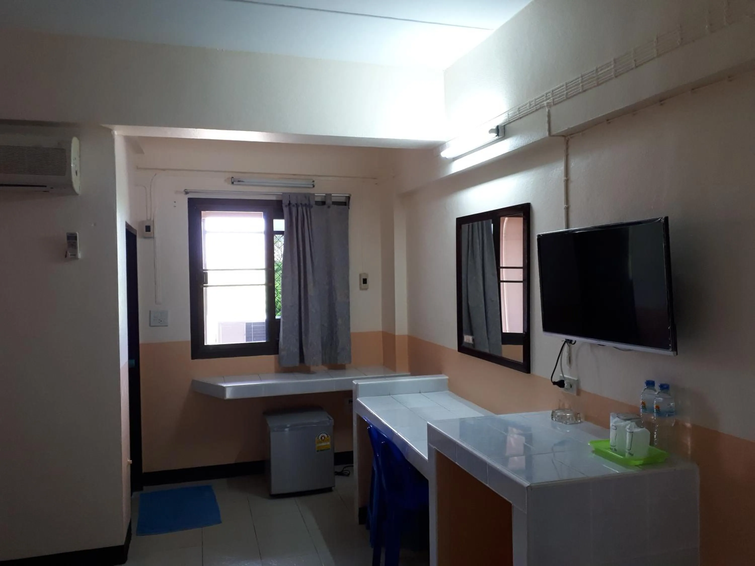 Photo of the whole room in Centerpoint Hotel