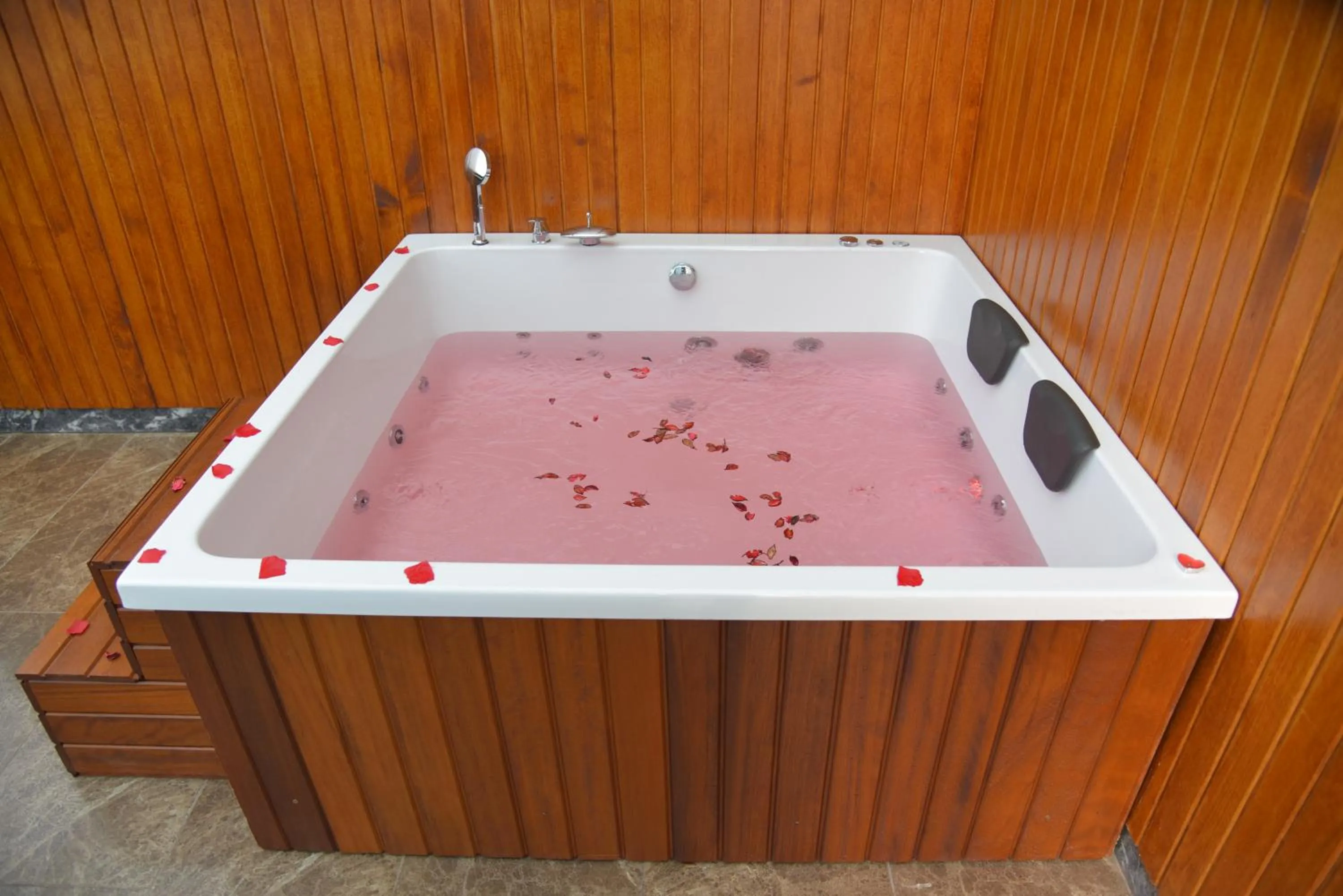 Hot Tub in Aselia Hotel Trabzon