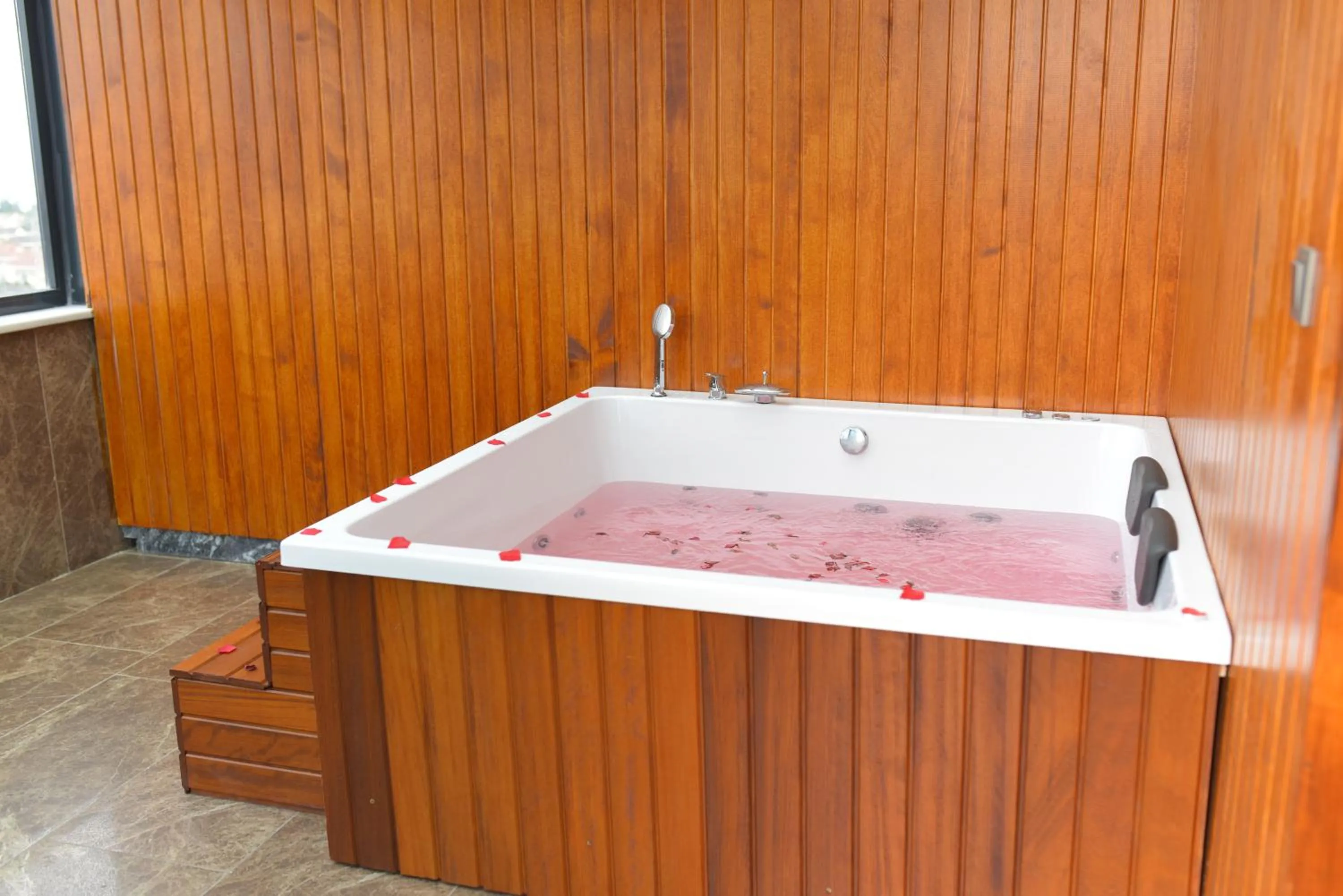Hot Tub in Aselia Hotel Trabzon