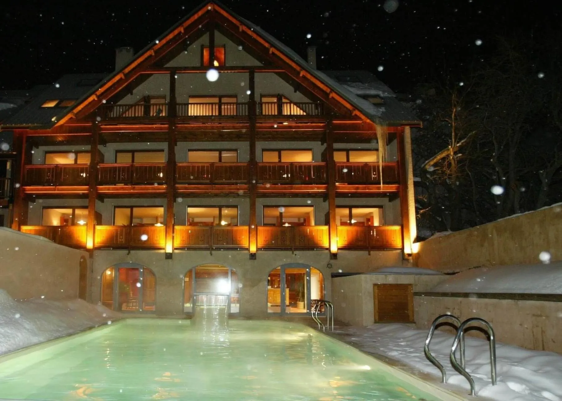 Property building in Alliey & Spa Piscine Appart-hôtel Serre chevalier