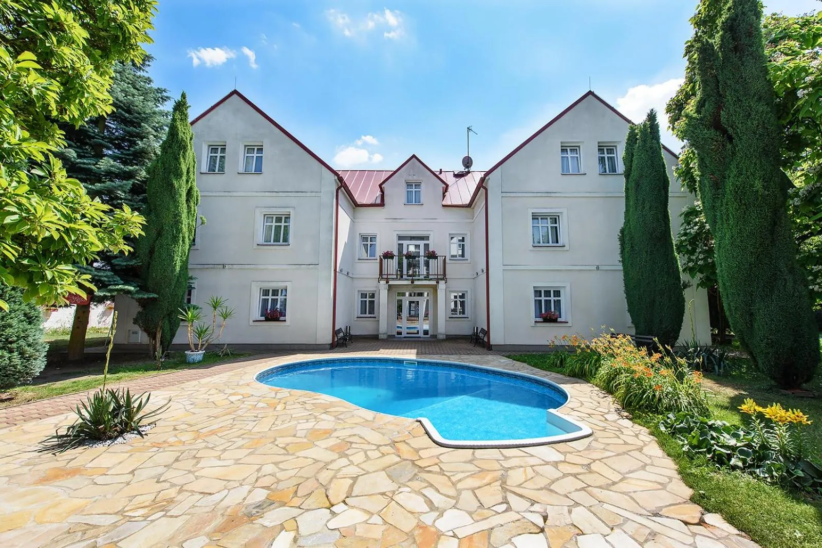 Property building in Marie - Luisa