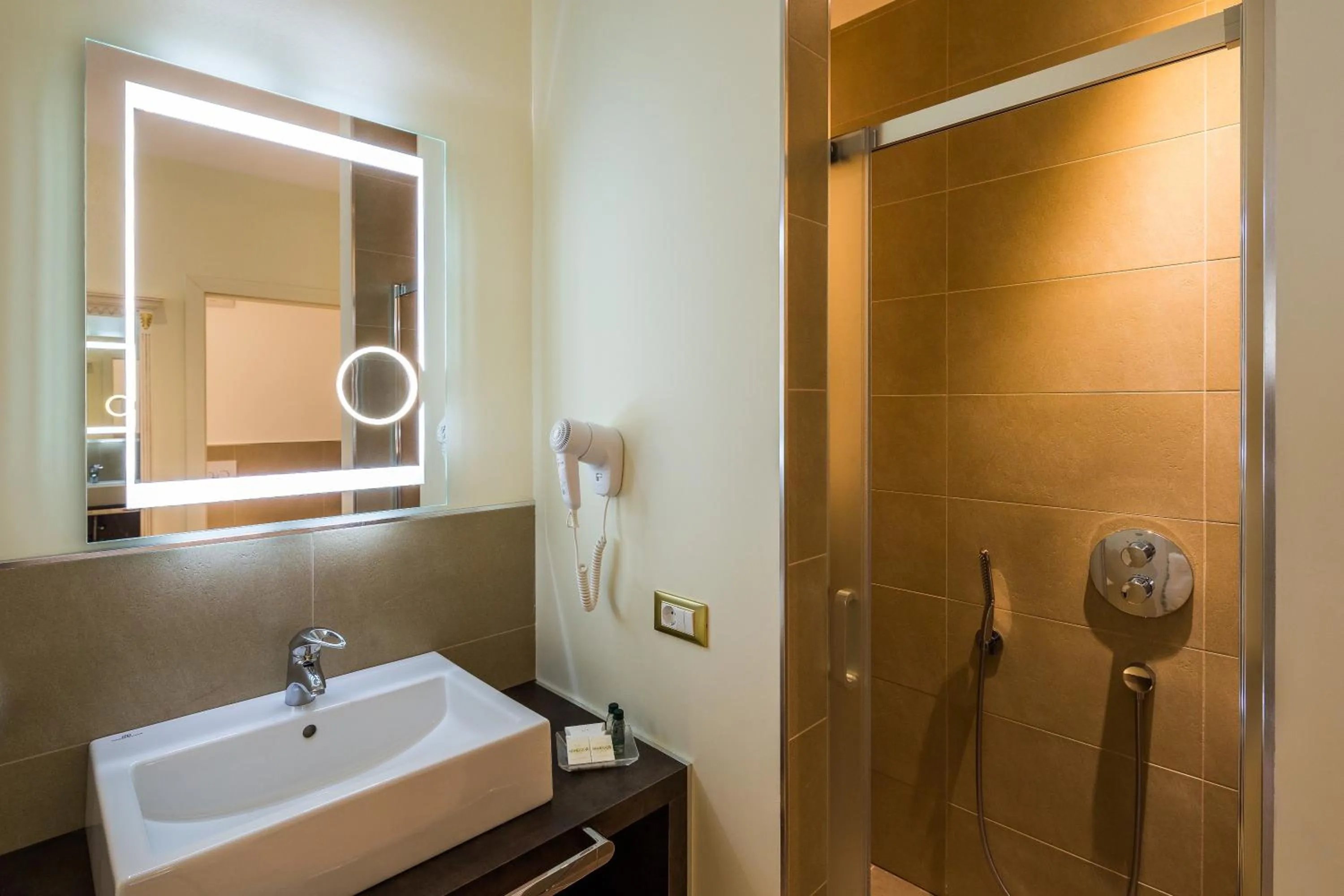 Shower in Windsor Merano Hotel & Suites