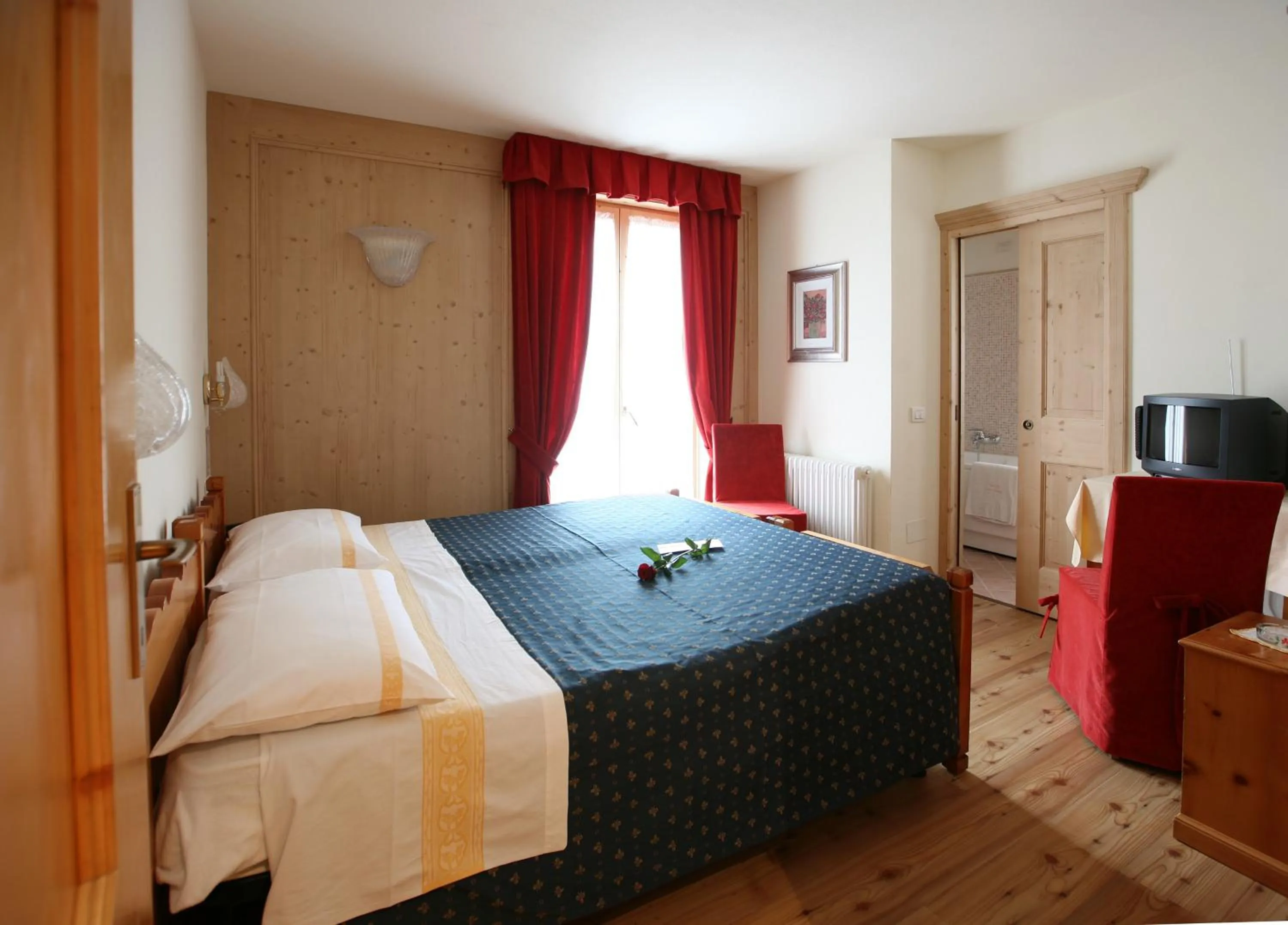 Photo of the whole room, Bed in Meublè Cima Bianca Garni