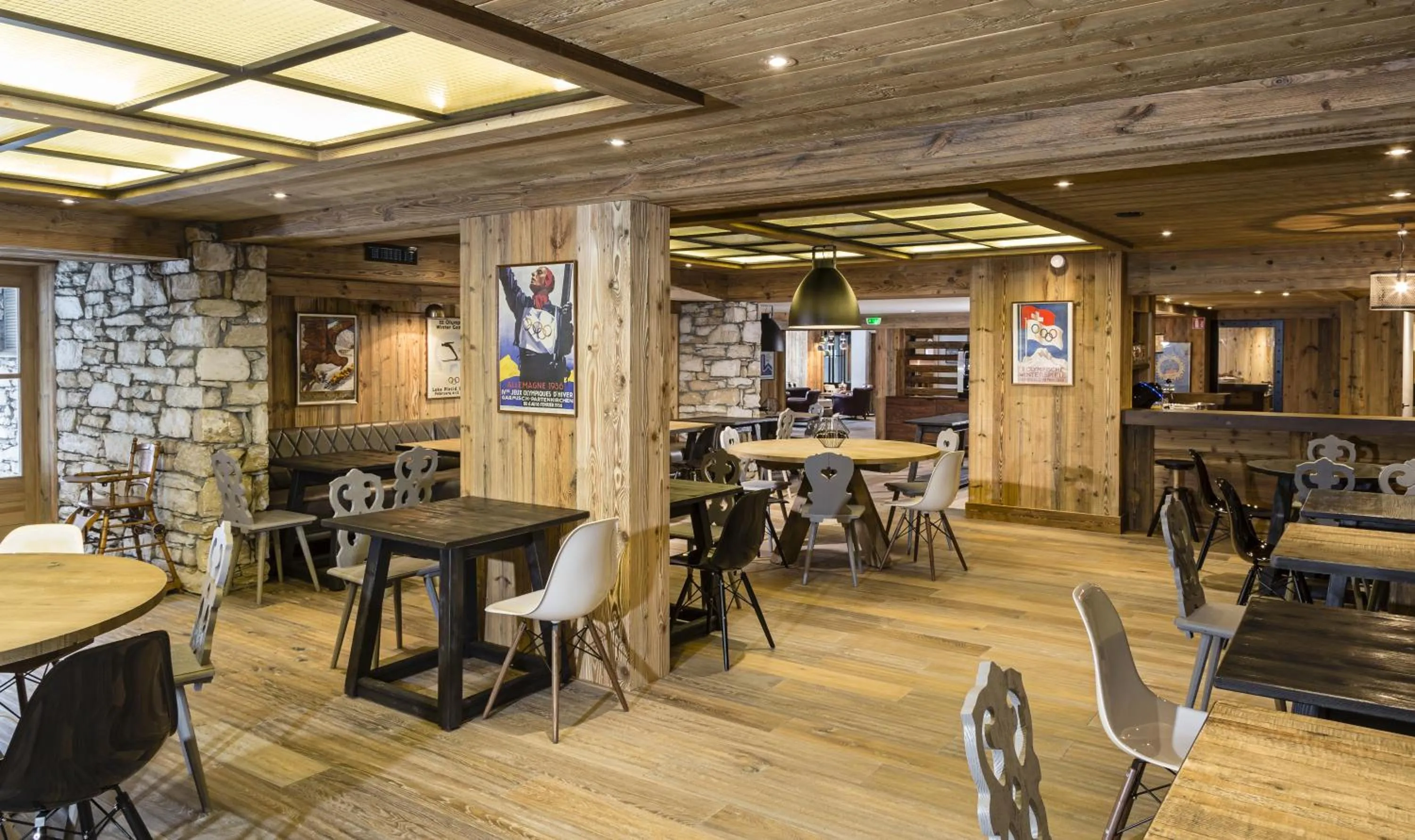 Restaurant/places to eat in Hotel Kandahar