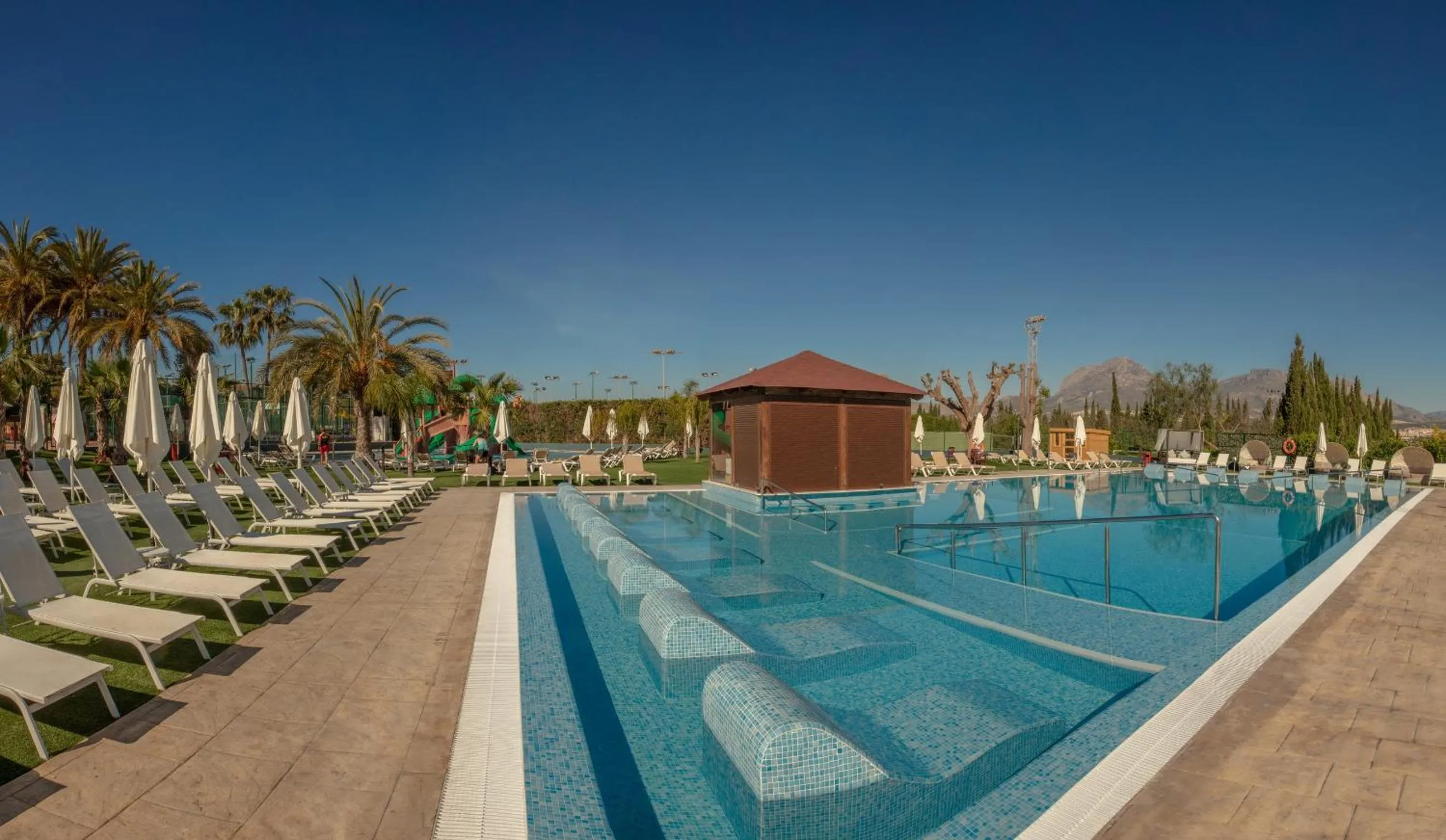 Swimming pool in Magic Robin Hood