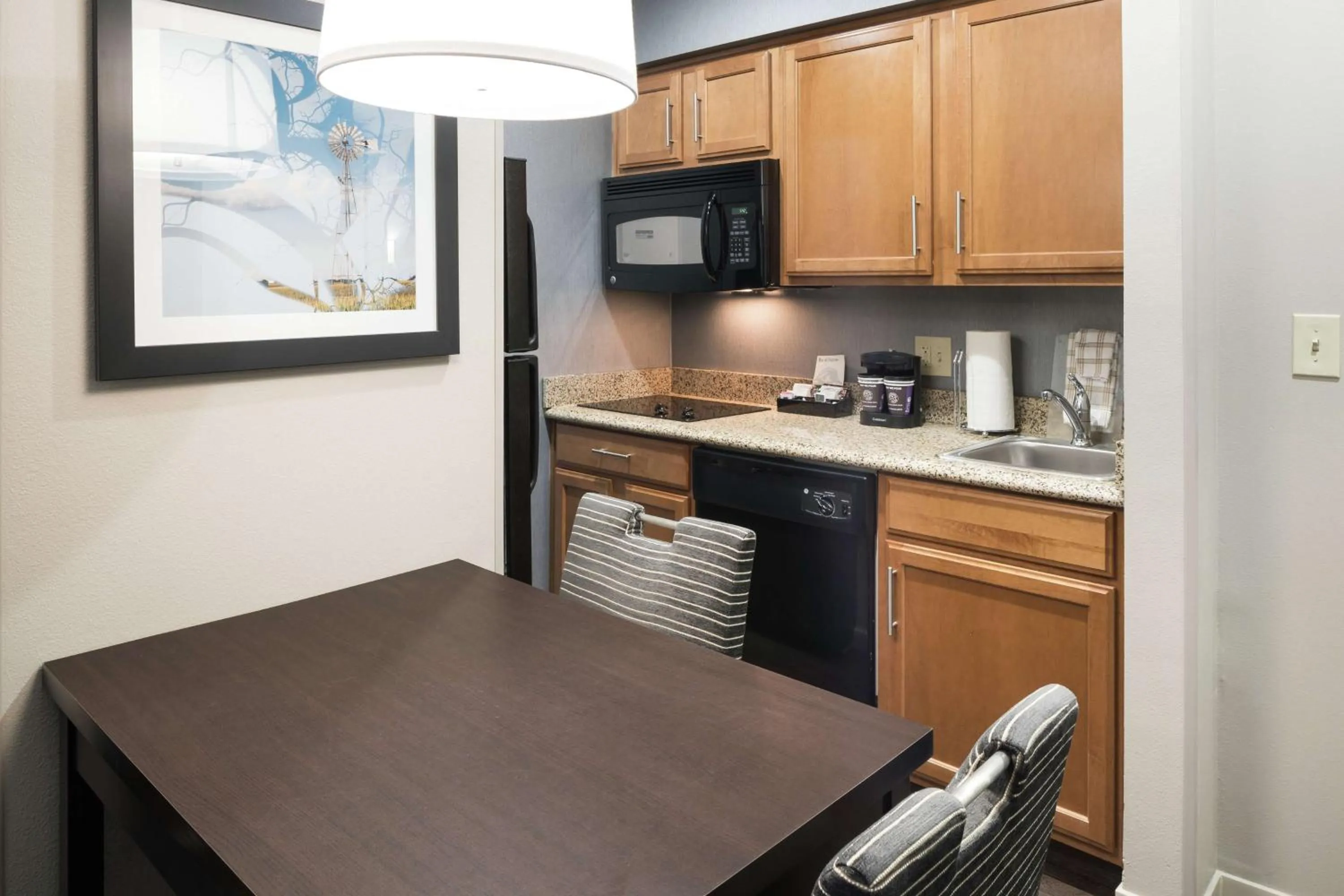 Kitchen or kitchenette in Homewood Suites by Hilton Cedar Rapids-North
