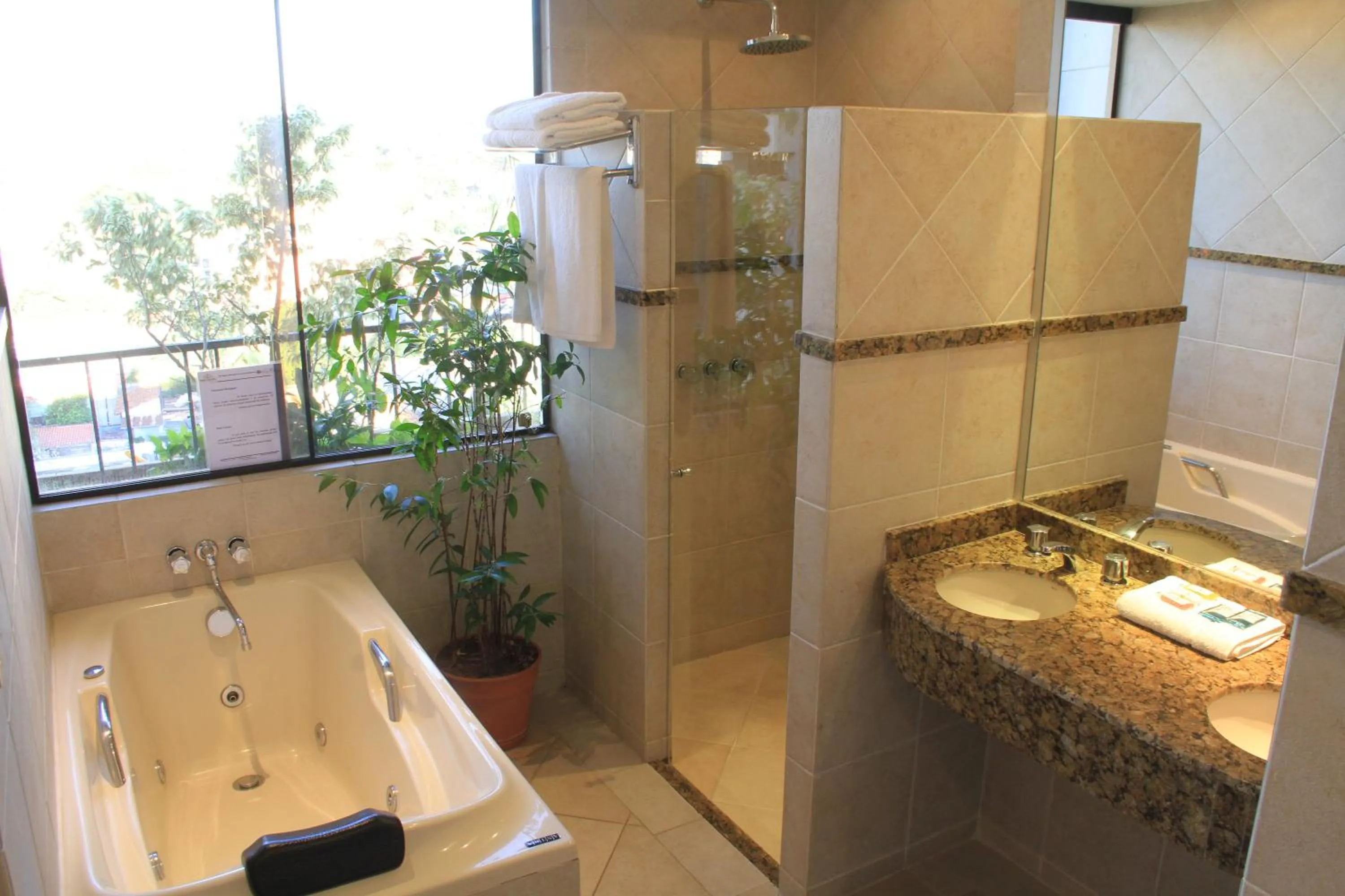 Hot Tub in Premier Hill Suites Hotel