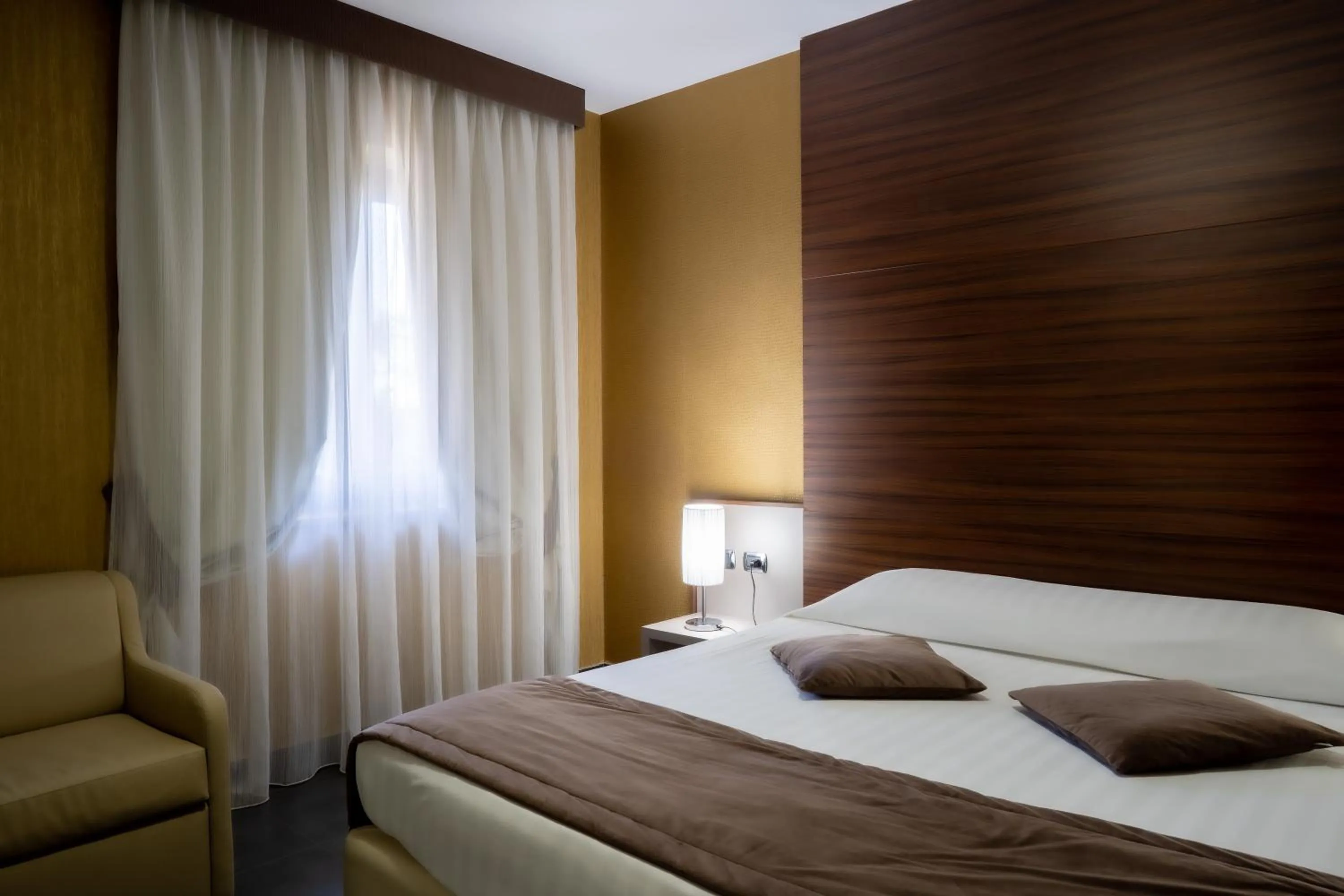 Property building, Bed in Hotel Premiere